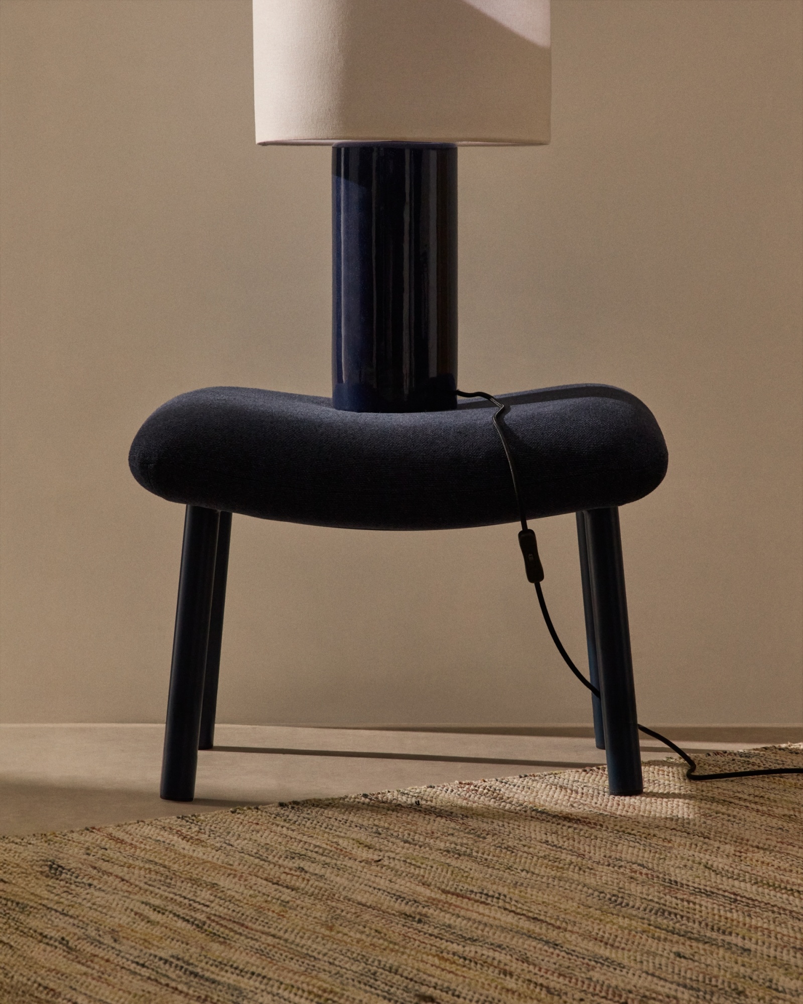 Пуф для ног Inari синий из стали и полиэстра 60 x 50 см La Forma (ex Julia Grup)