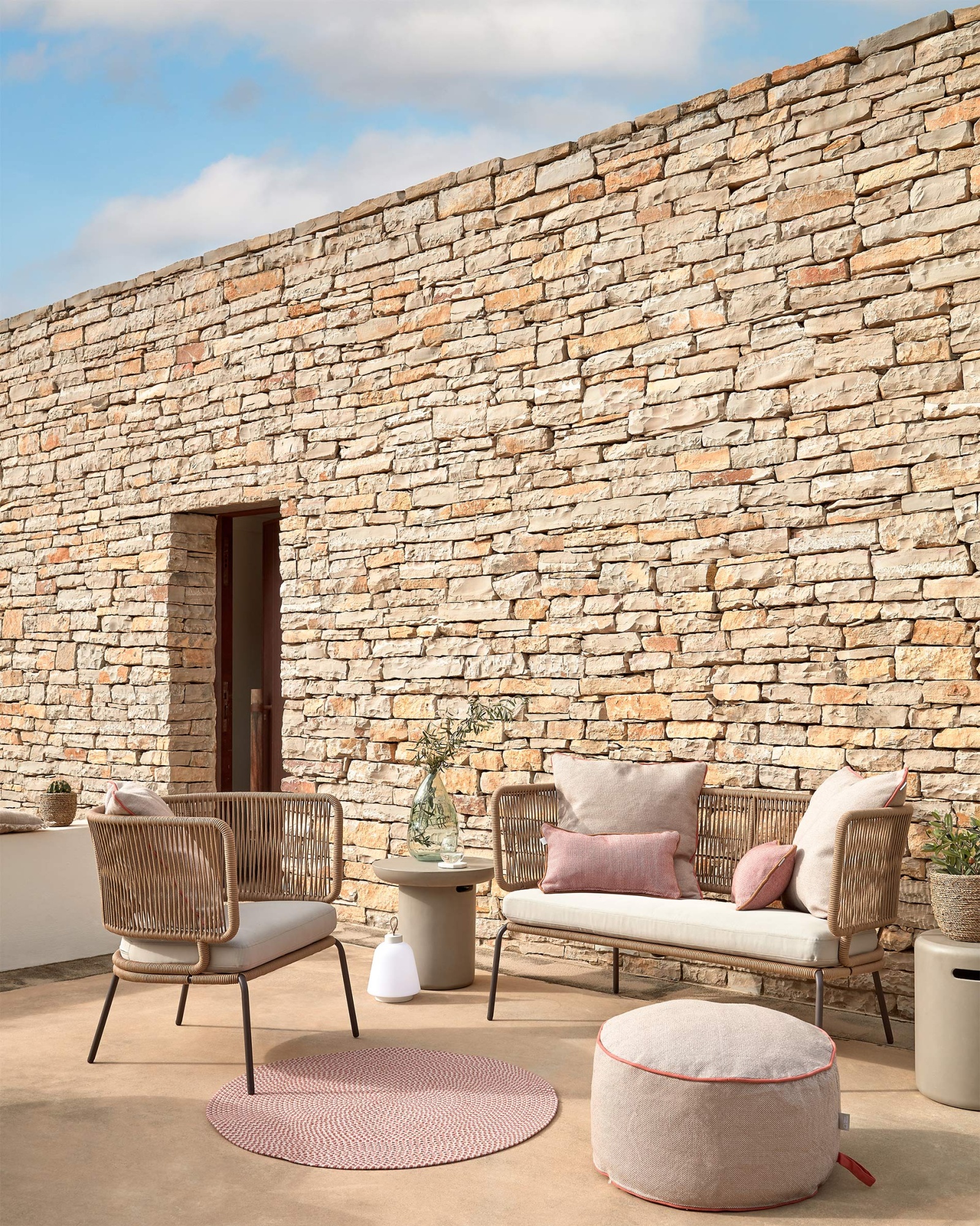 Двухместный диван Nadin из бежевого шнура с оцинкованной сталью La Forma (ex Julia Grup)