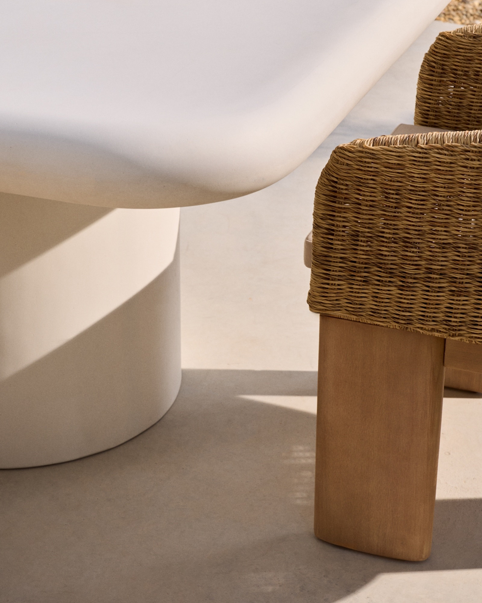 Уличный стол Addaia цемент, белый 135 x 135 см La Forma (ex Julia Grup)