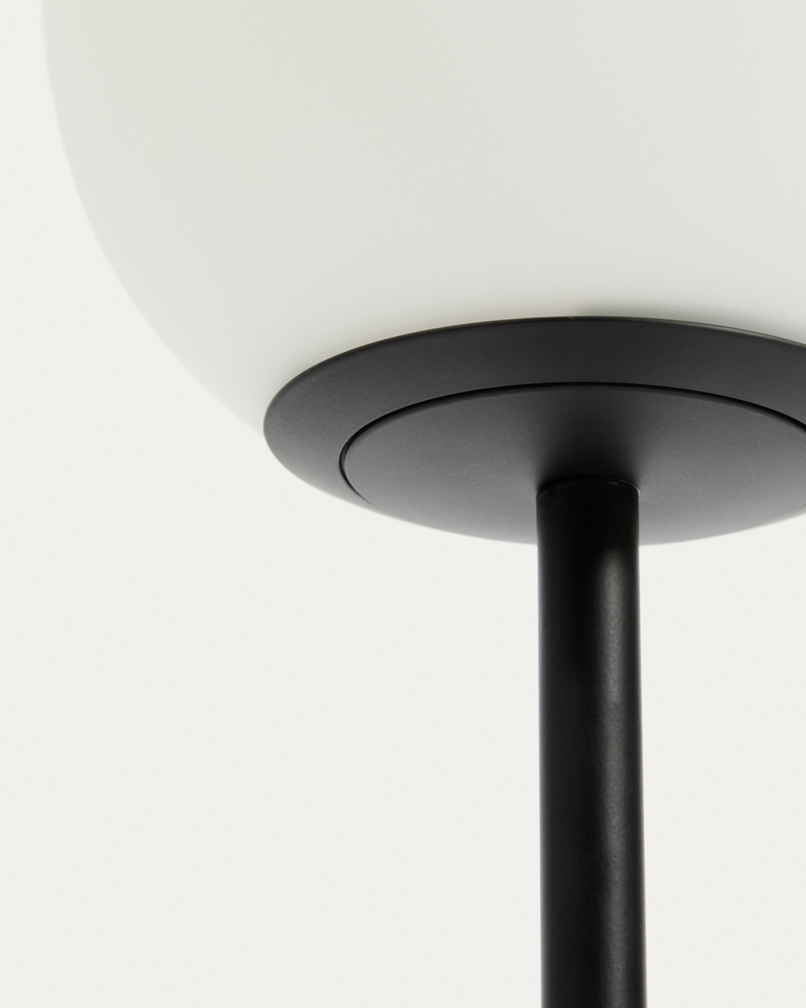 Настольная лампа Brisia из черного металла с матовым стеклянным шаром Ø15 La Forma 459025