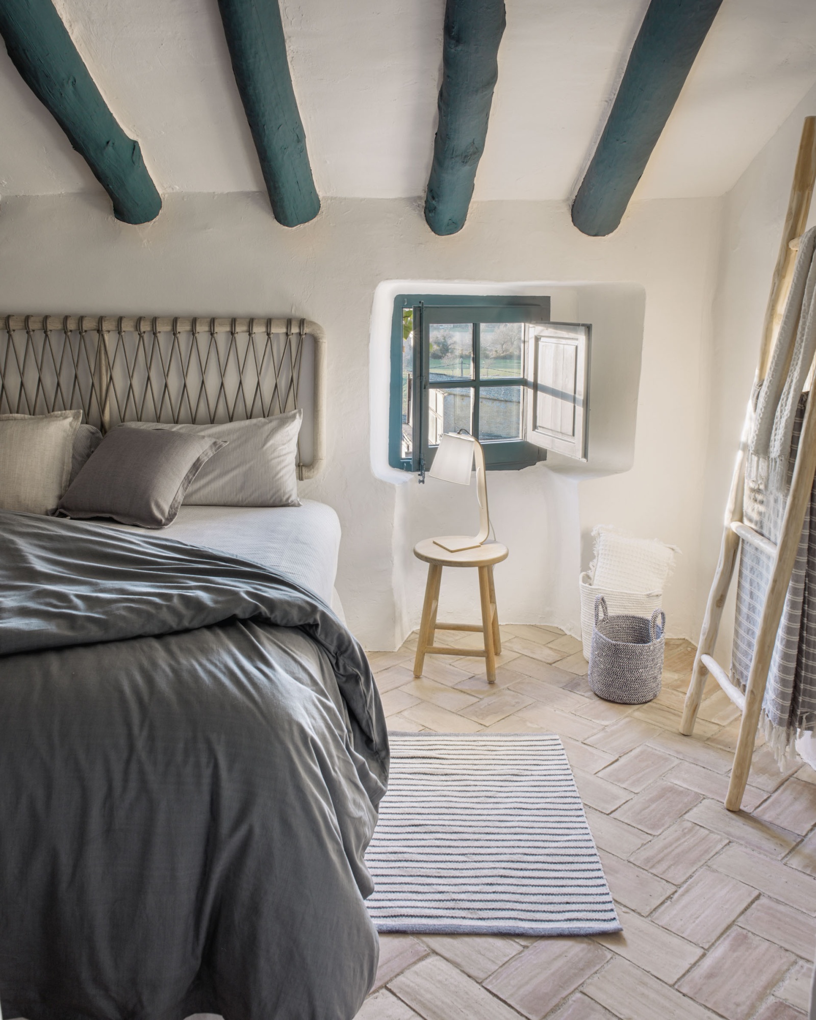 Изголовье кровати Aberash из массива минди 165 x 60 см La Forma (ex Julia Grup)