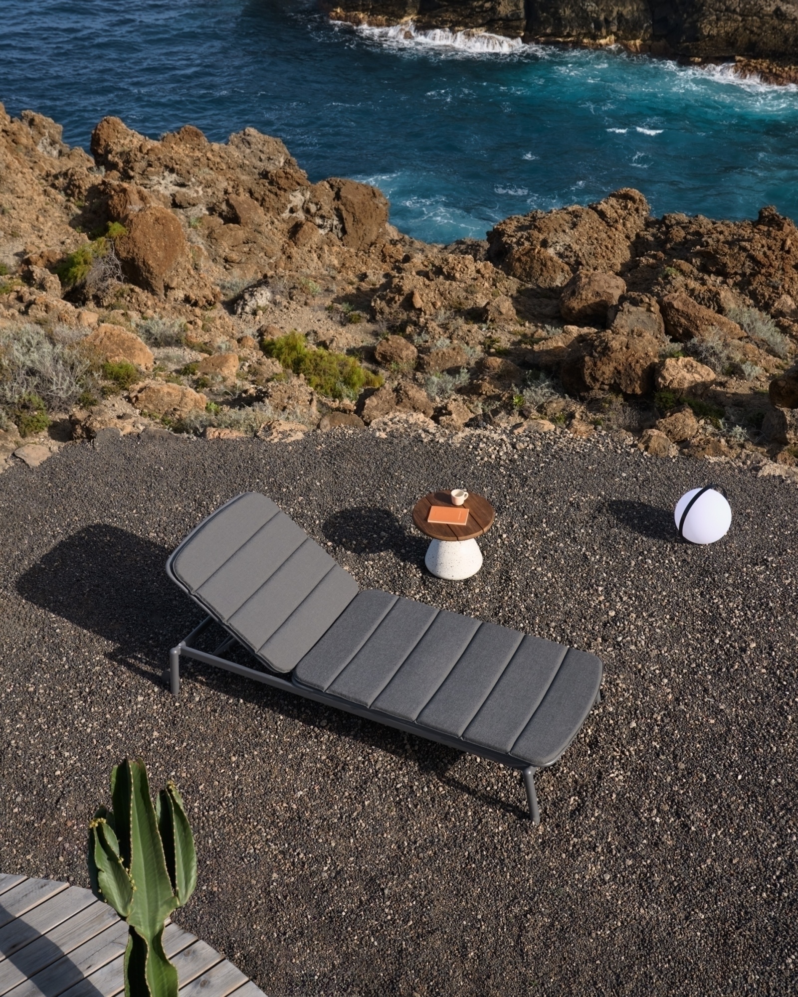 Алюминиевый шезлонг Marcona окрашенный в черный цвет La Forma (ex Julia Grup)