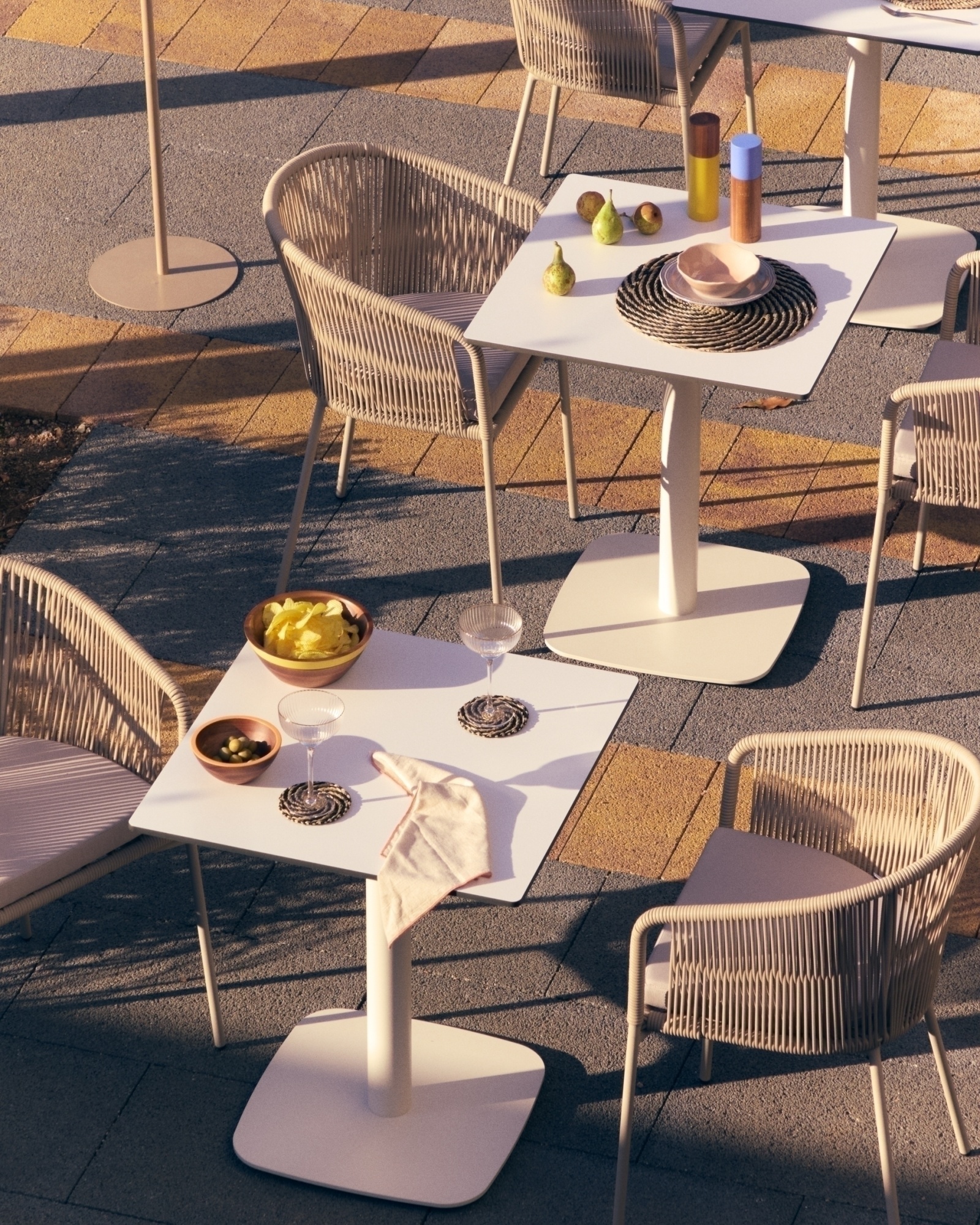 Dina Уличный стол белый на белом металлическом основании 68 x 68 x 70 см La Forma (ex Julia Grup)