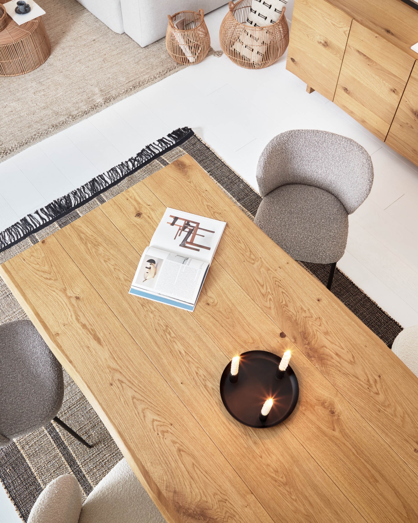 Стол Lotty из дубового шпона с натуральной отделкой и стеклянными ножками 180 x 100 см La Forma (ex Julia Grup)