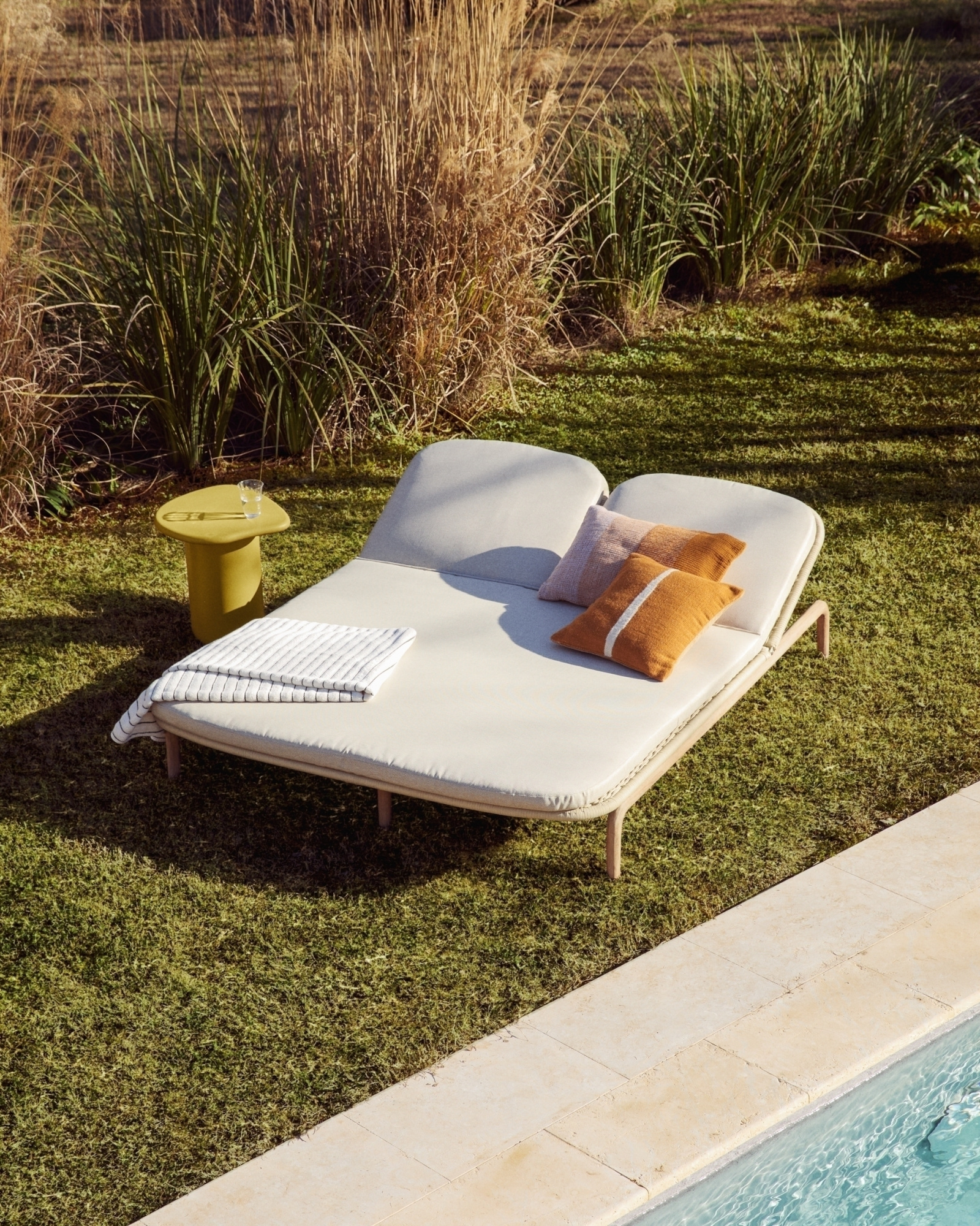 Двойной шезлонг Alipa из массива акации и веревки цвета экрю La Forma 481343