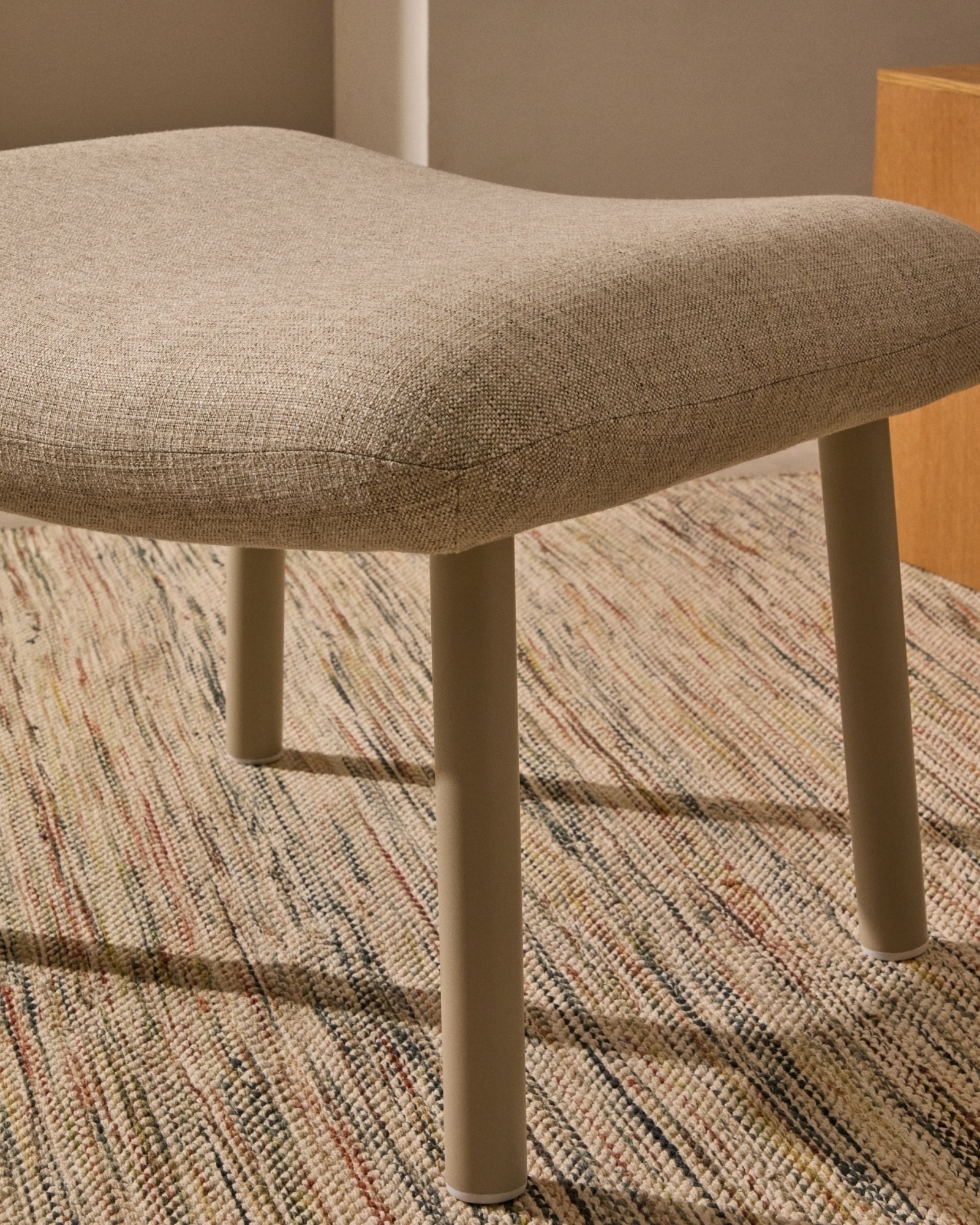 Пуф Inari бежевого цвета и стали с бежевой отделкой La Forma (ex Julia Grup)