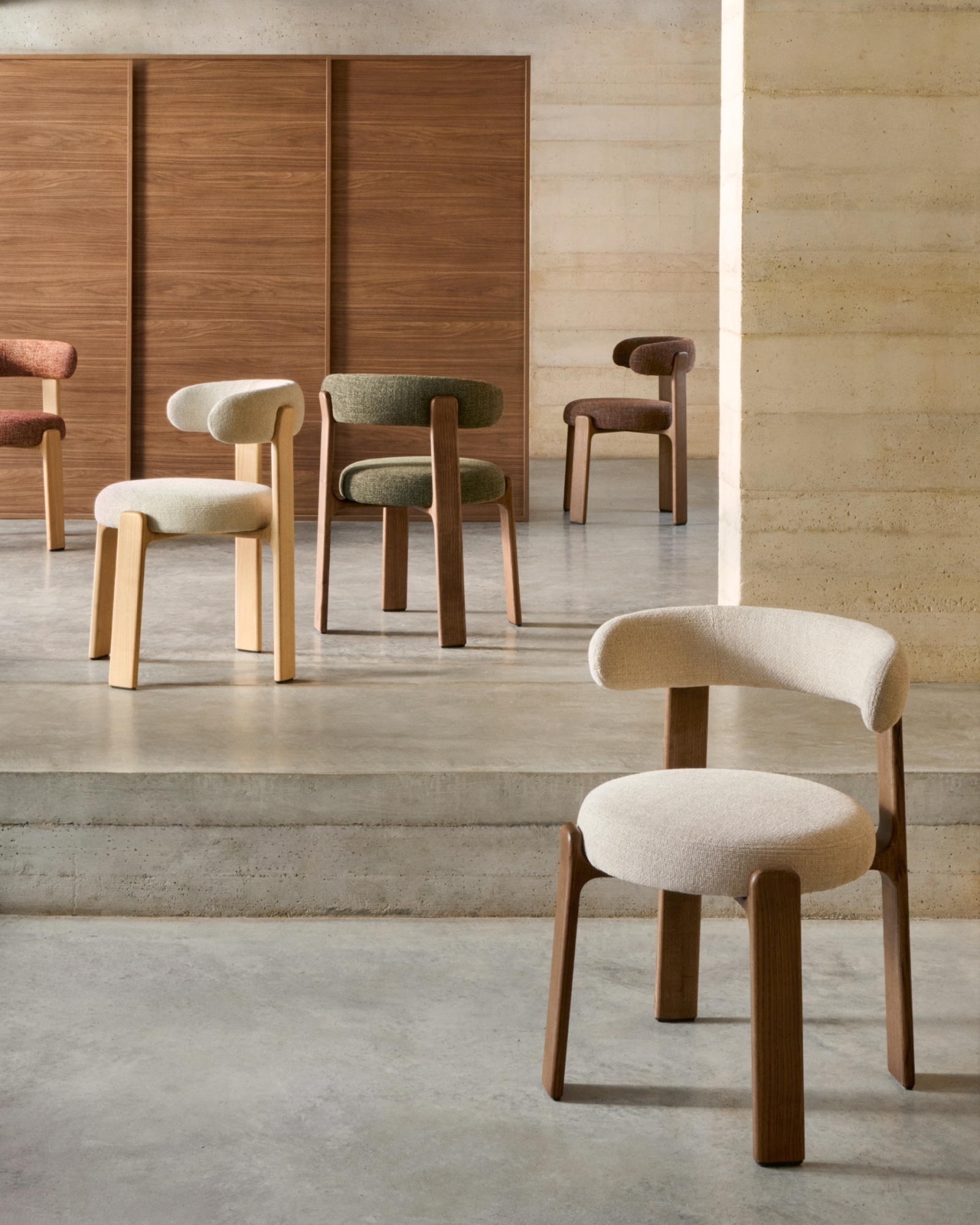 Granite Стул на 4 ножках из бежевого шенилла и массива ясеня в натуральной отделке La Forma (ex Julia Grup)