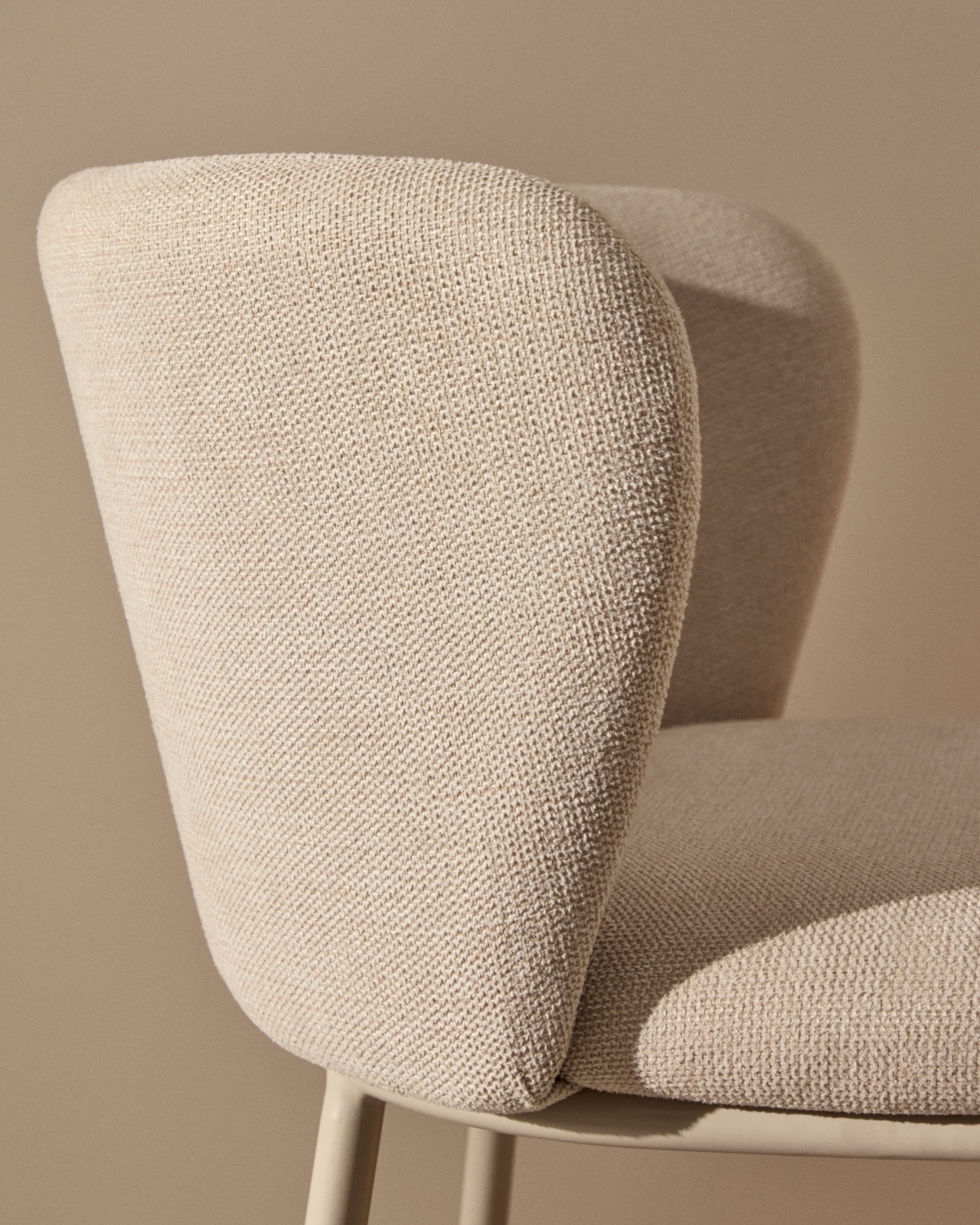 Барный стул Ciselia из бежевого шенилла и бежевой стали, 75 см La Forma (ex Julia Grup)