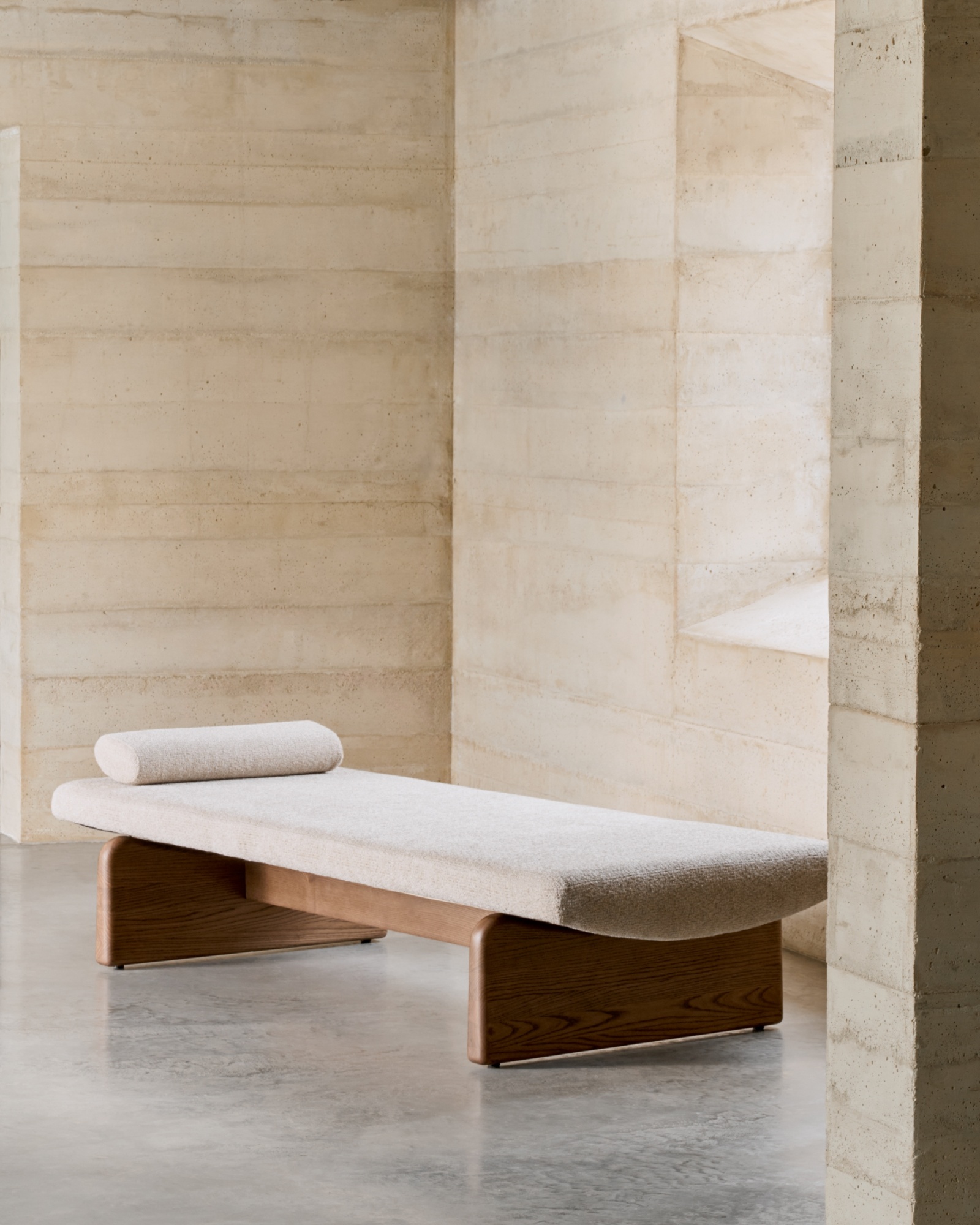 Кушетка Topaz из из бежевого шенилла с массивом ясеня в отделке под орех 200 см La Forma (ex Julia Grup)