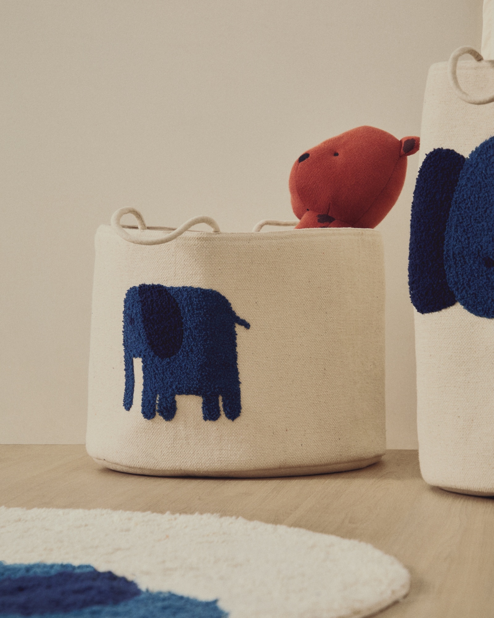 Корзина из хлопка Tandani бежевого цвета с синим слоном 30 см La Forma (ex Julia Grup)