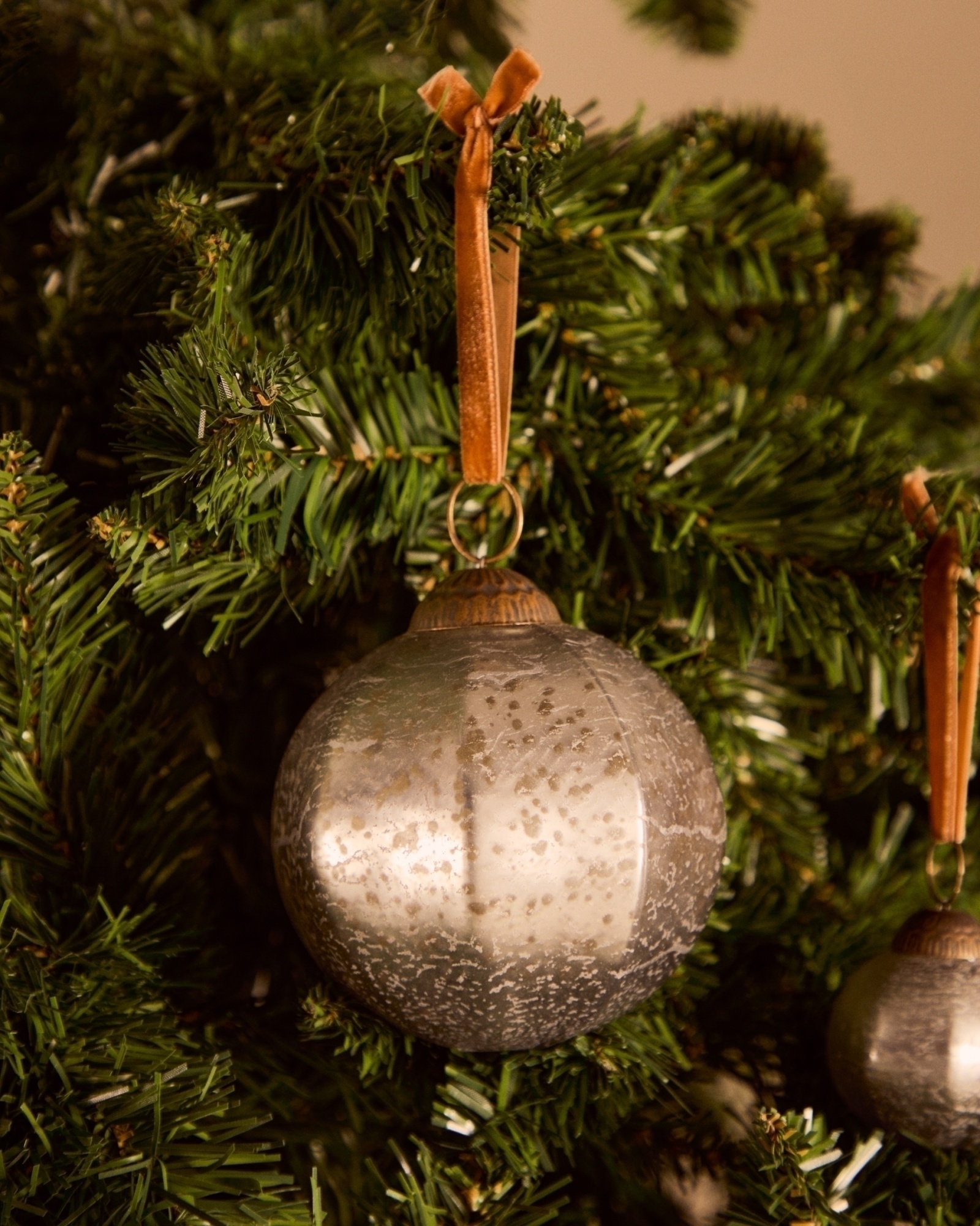 Набор из 2 рождественских шаров Blama из переработанного серебряного стекла, Ø 10 см La Forma (ex Julia Grup)