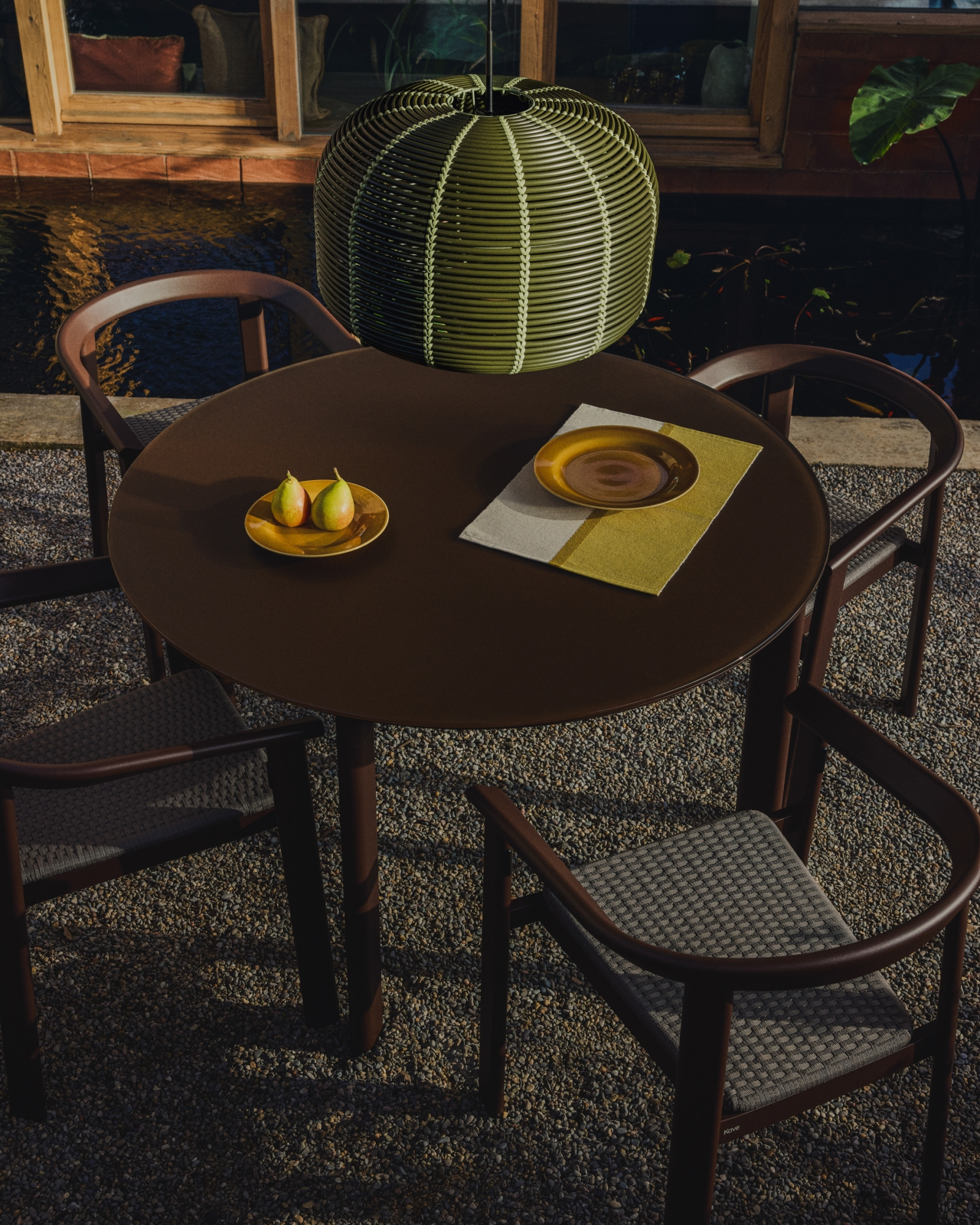 Уличный стол Erice из алюминия и закаленного стекла коричневого цвета, 120 см La Forma 482235