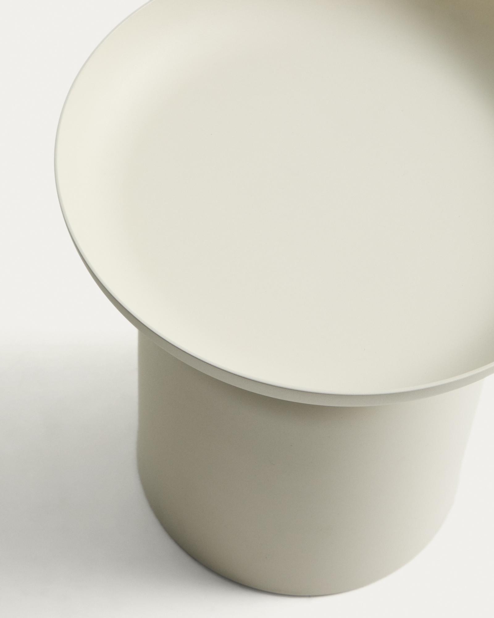 Уличный столик Arcola из алюминия экрю, диаметр 45 см La Forma 482181