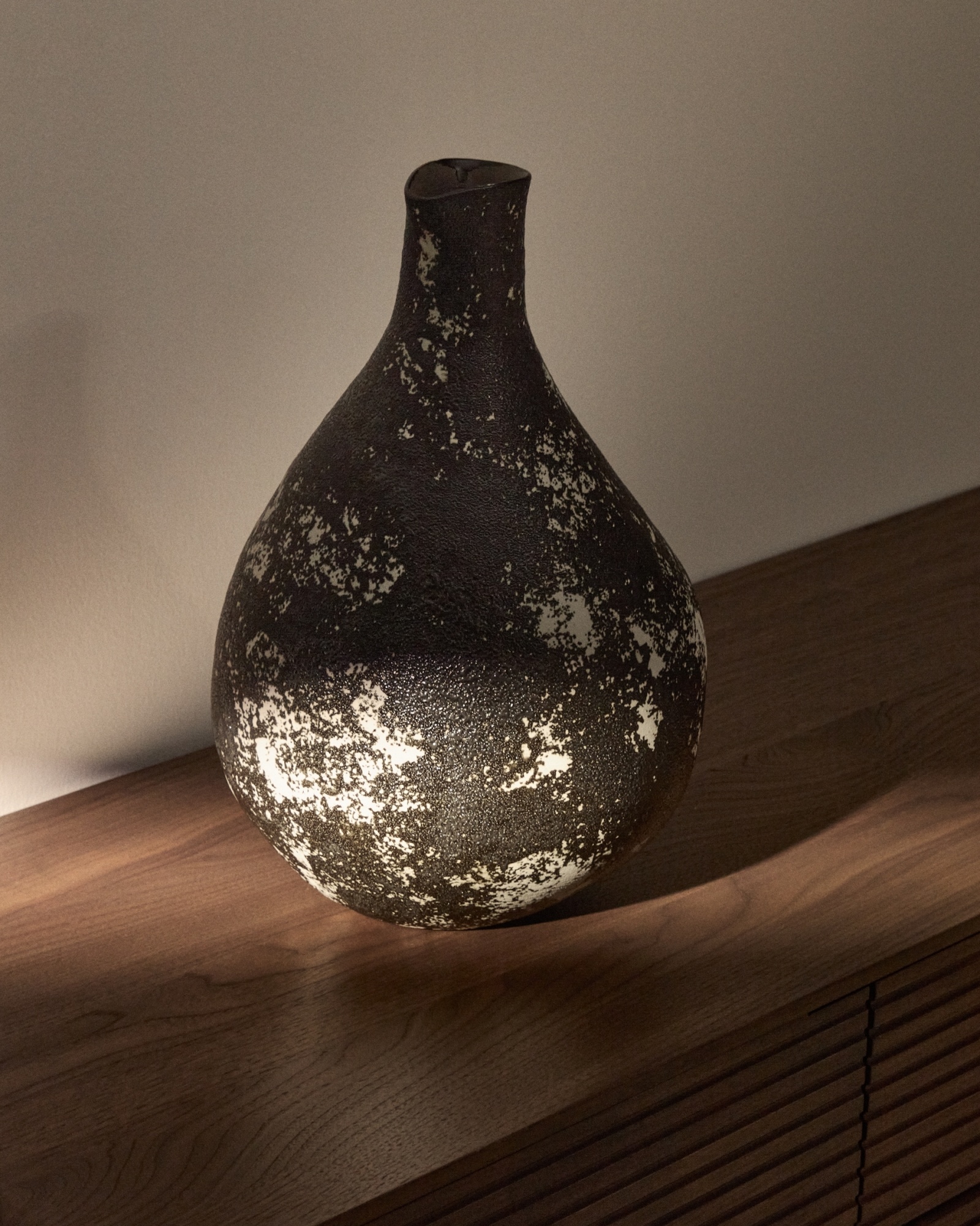 Керамическая ваза Orelin в черно-белом цвете 39 см La Forma (ex Julia Grup)