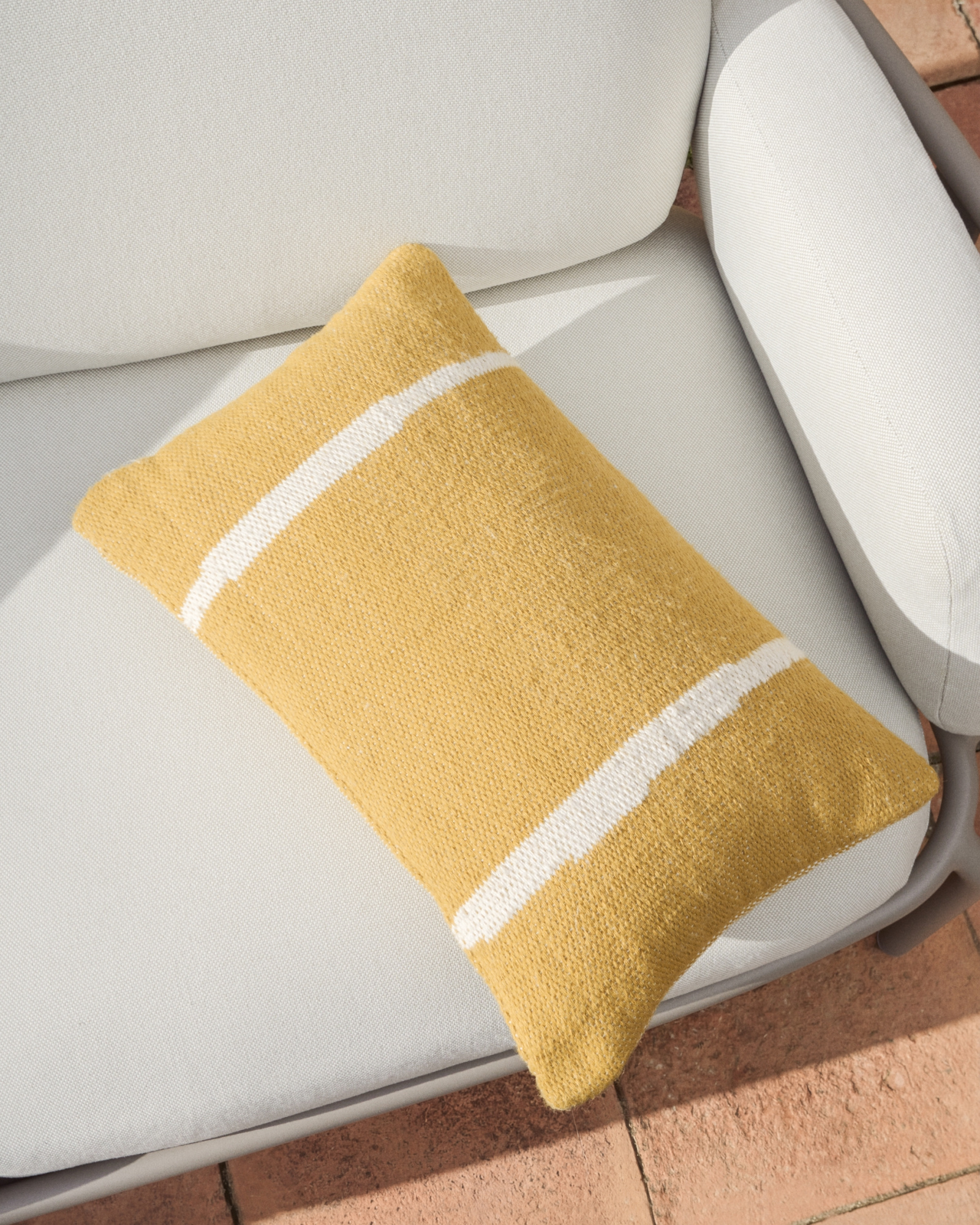 Чехол для подушки Daila желтого цвета 100% ПЭТ с рисунком в стиле икат 30 x 50 см La Forma 481385