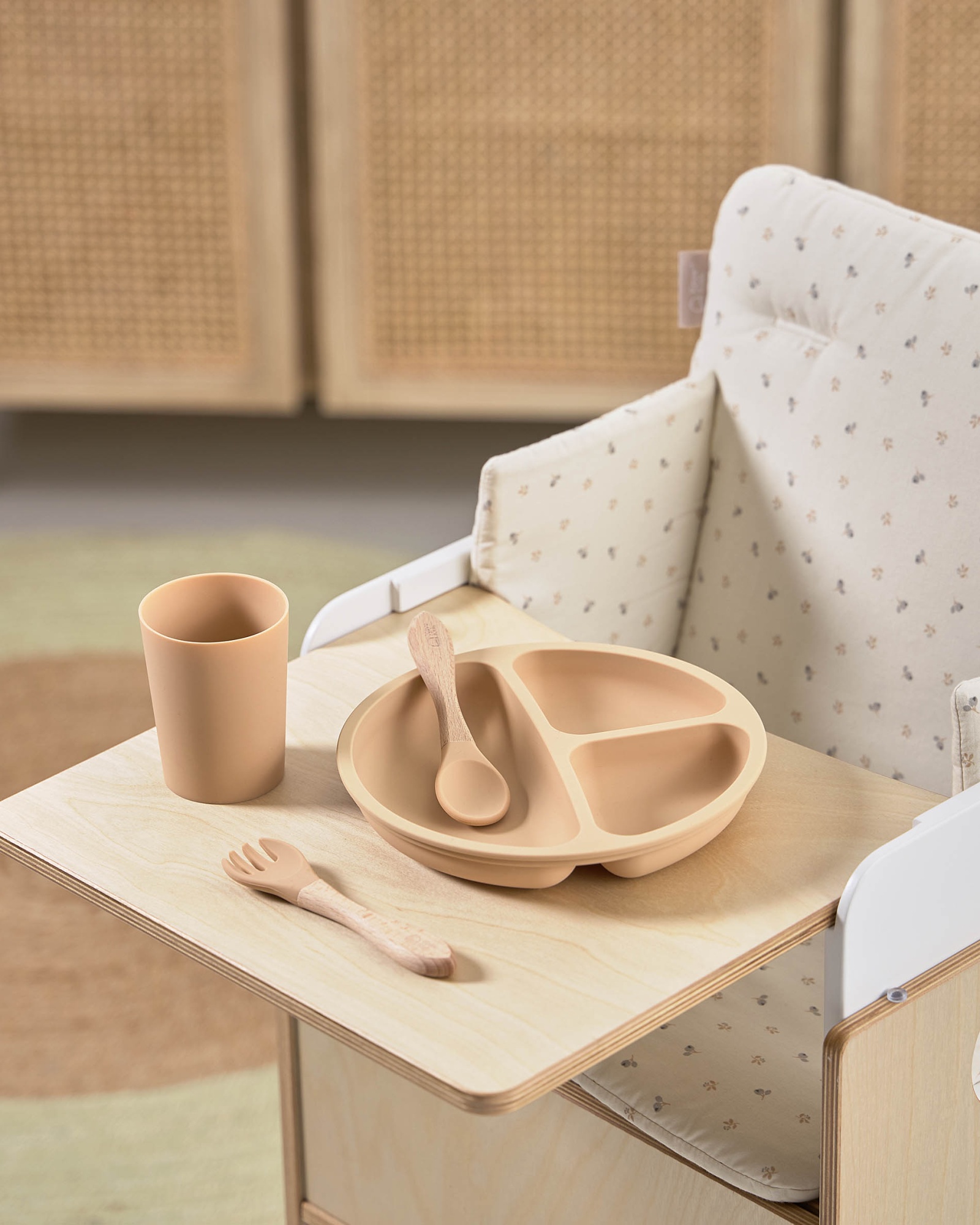 Поднос для кресла Nuun из березового шпона La Forma (ex Julia Grup)