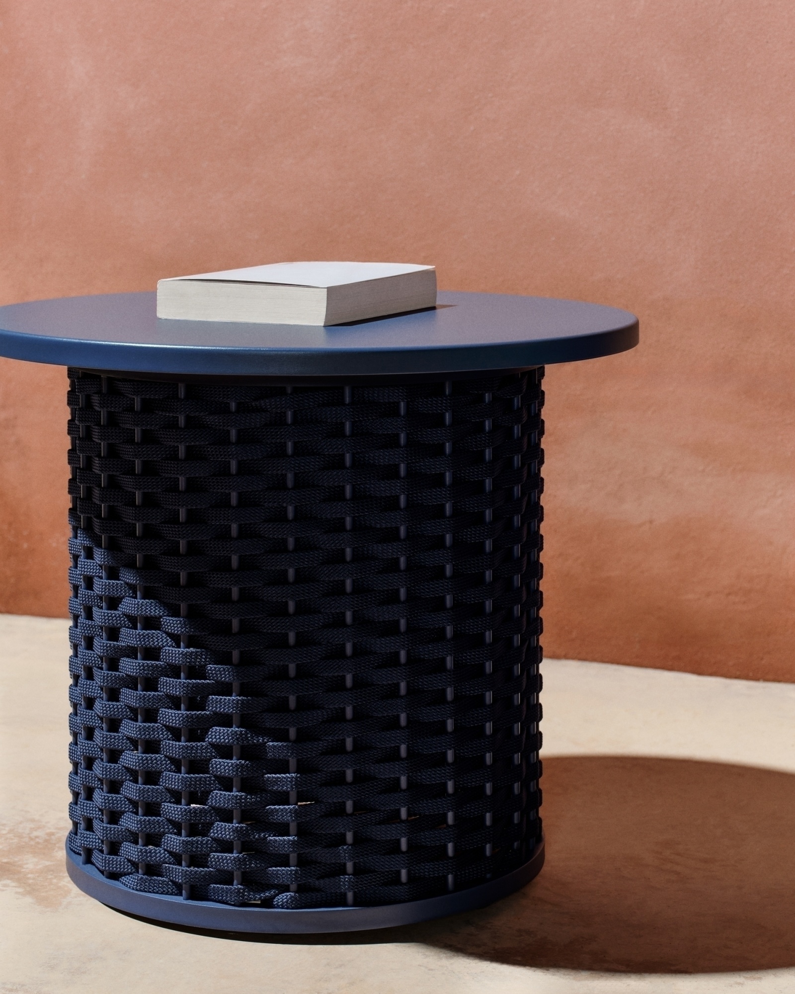 Уличный приставной столик Sedalis из алюминия и веревки синего цвета Ø50 см La Forma (ex Julia Grup)