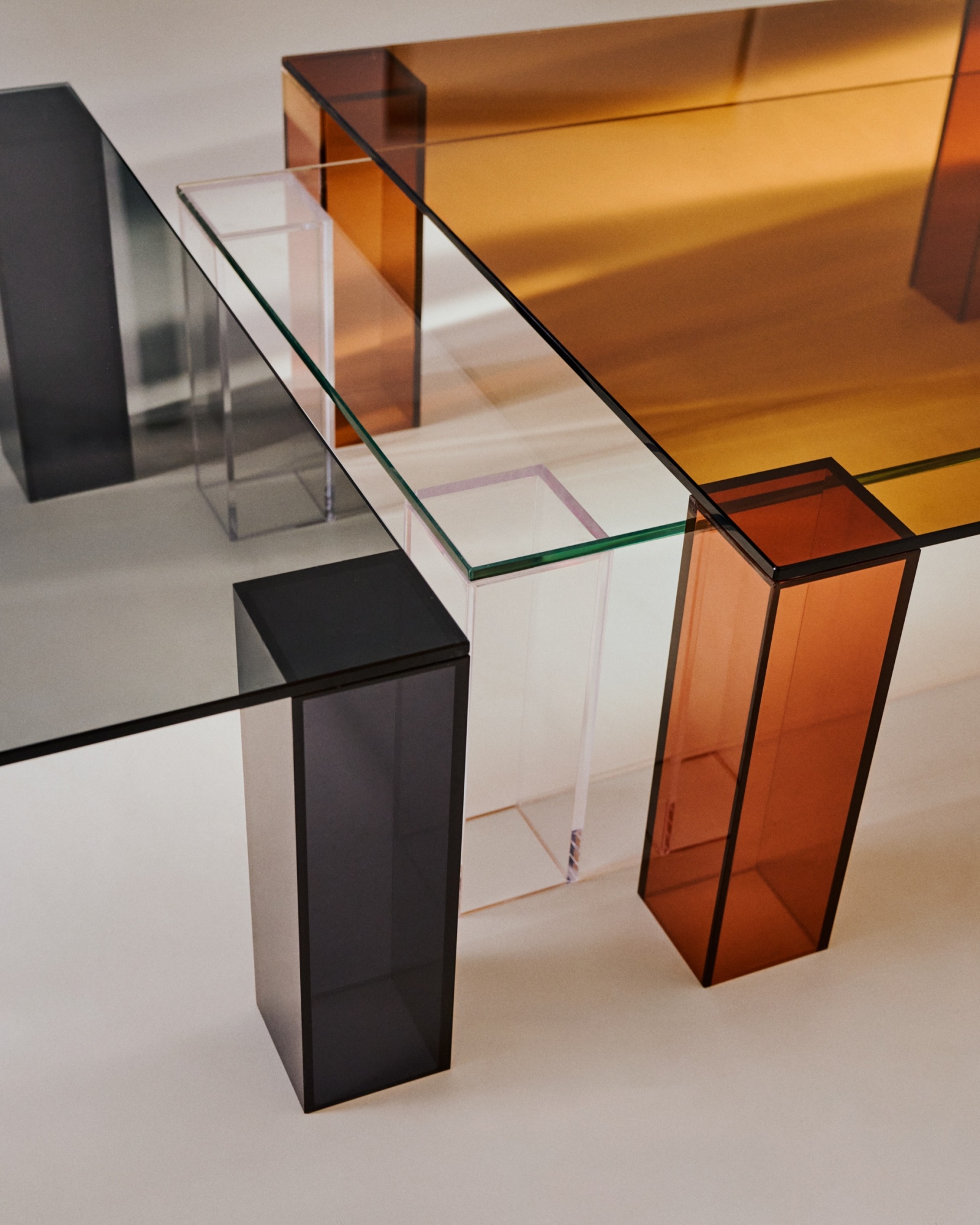 Журнальный столик Adularia из стекла темно-серого цвета 140 x 60 La Forma (ex Julia Grup)