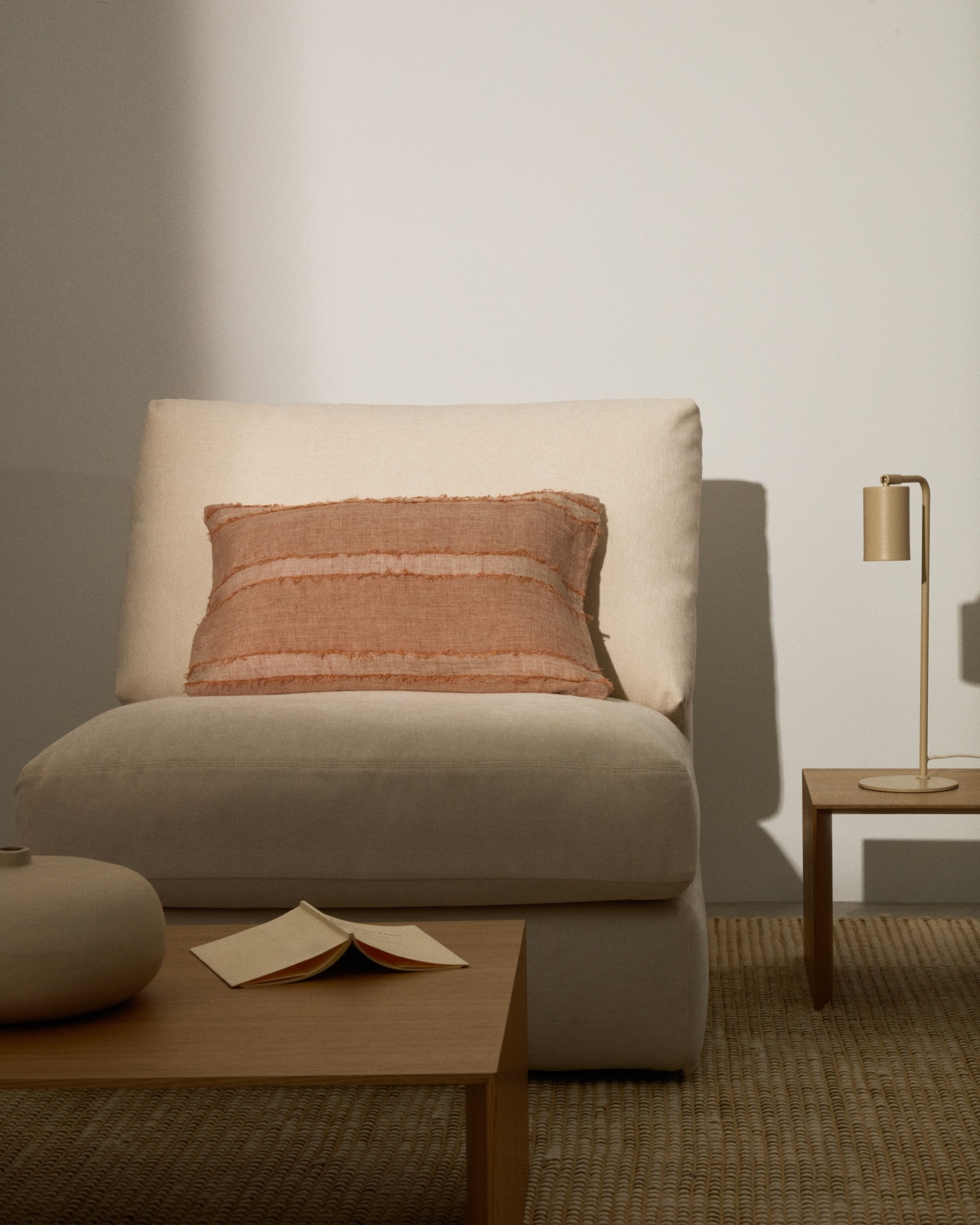 Чехол для подушки Neris из льна розового цвета 40 x 60 см La Forma (ex Julia Grup)