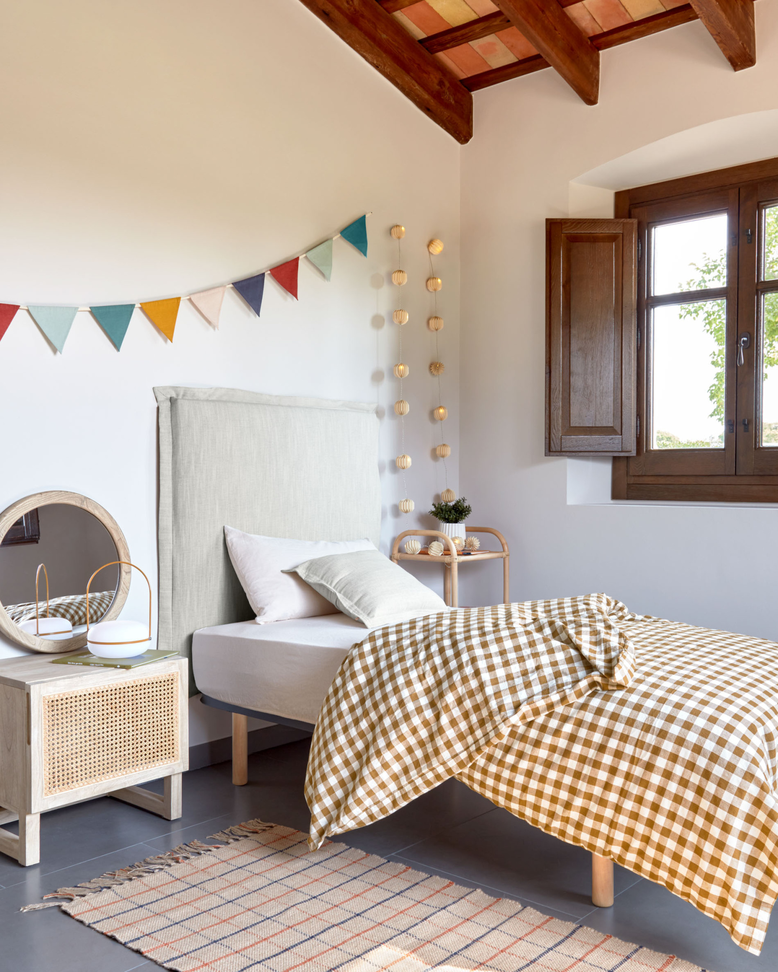 Изголовье из льняной ткани белого цвета Tanit со съемным чехлом 106 x 106 см La Forma 113227