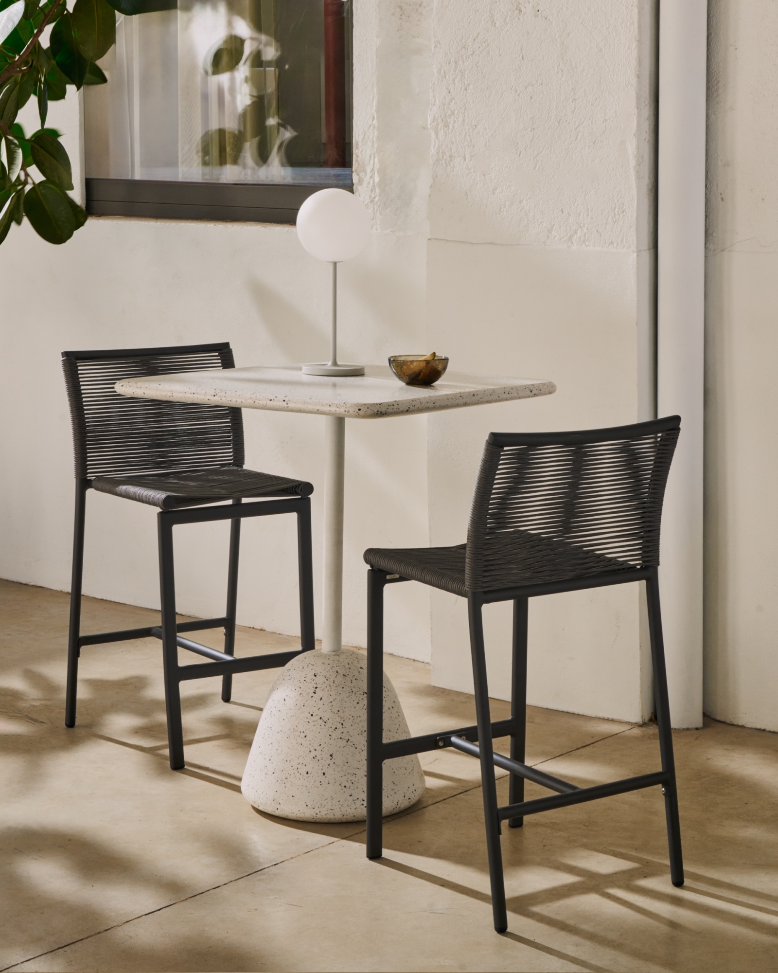 Высокий барный стол Saura со столешницей из белой терраццо La Forma (ex Julia Grup) Высокий барный стол Saura со столешницей из белой терраццо La Forma (ex Julia Grup)