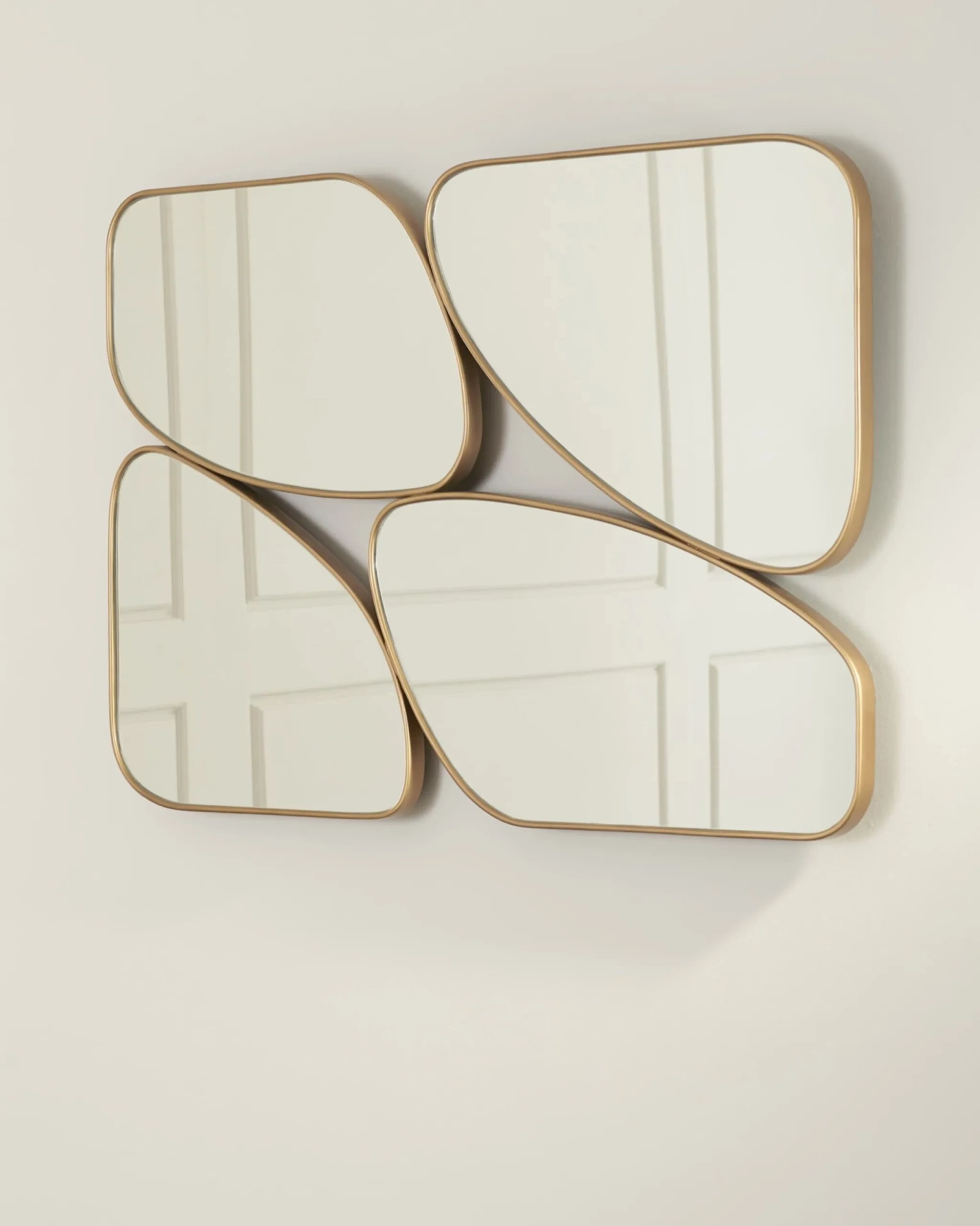 Золотое настенное зеркало Муан Louvre Home LHDWM1992GSTV