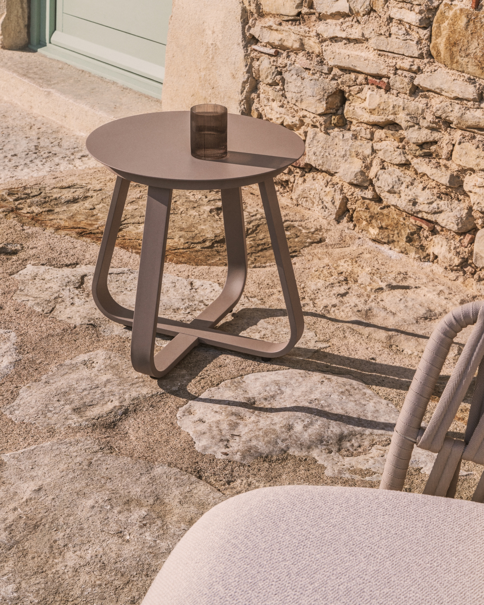Уличный столик Tamaris из алюминия цвета таупе Ø48 см La Forma 482640