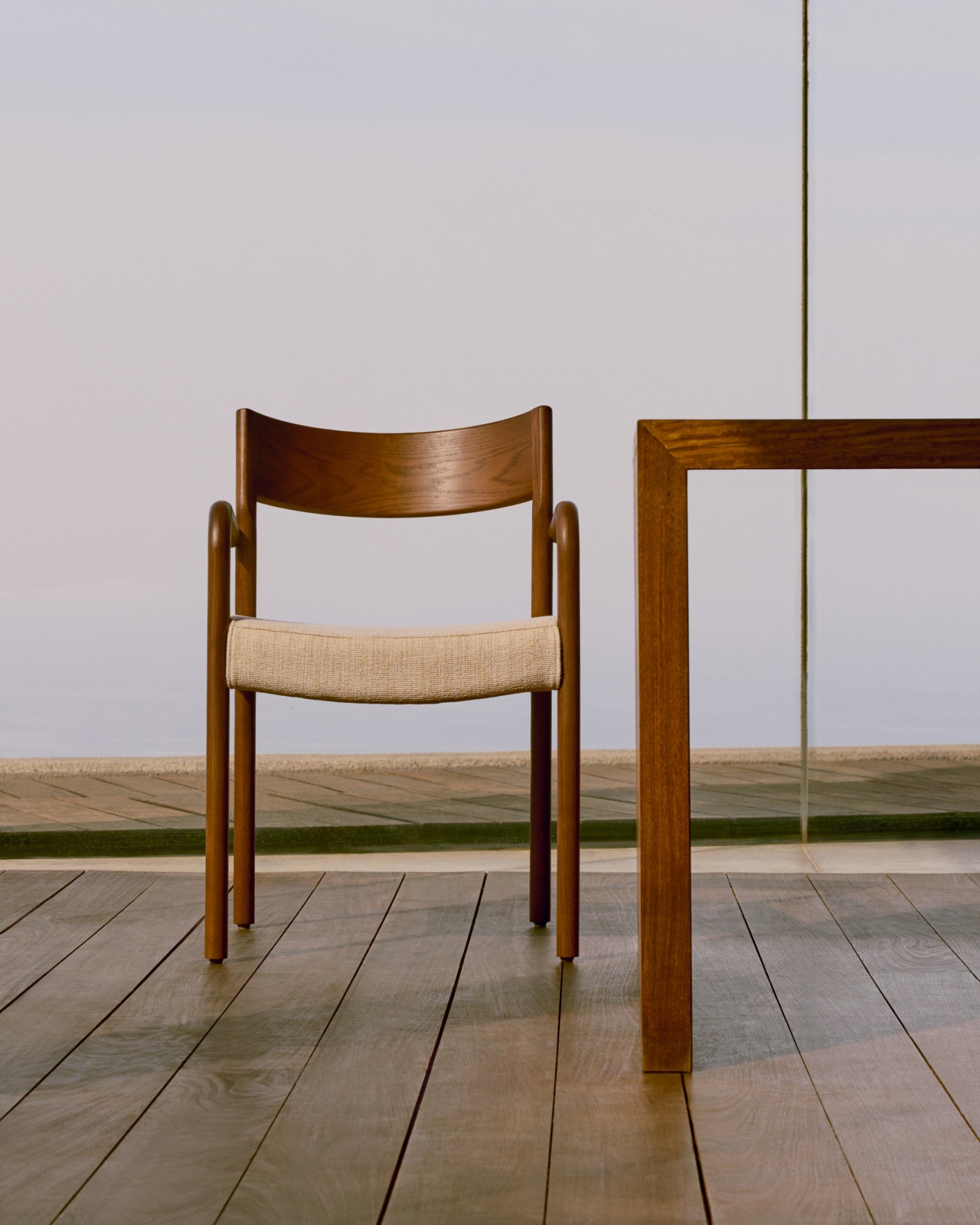 Стул Falconera со съемным чехлом из массива дуба с отделкой орех FSC Mix Credit La Forma (ex Julia Grup)