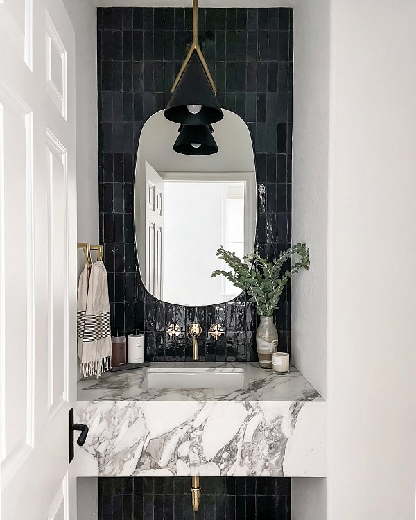 Черное настенное зеркало Вейл Louvre Home DWM240332PND