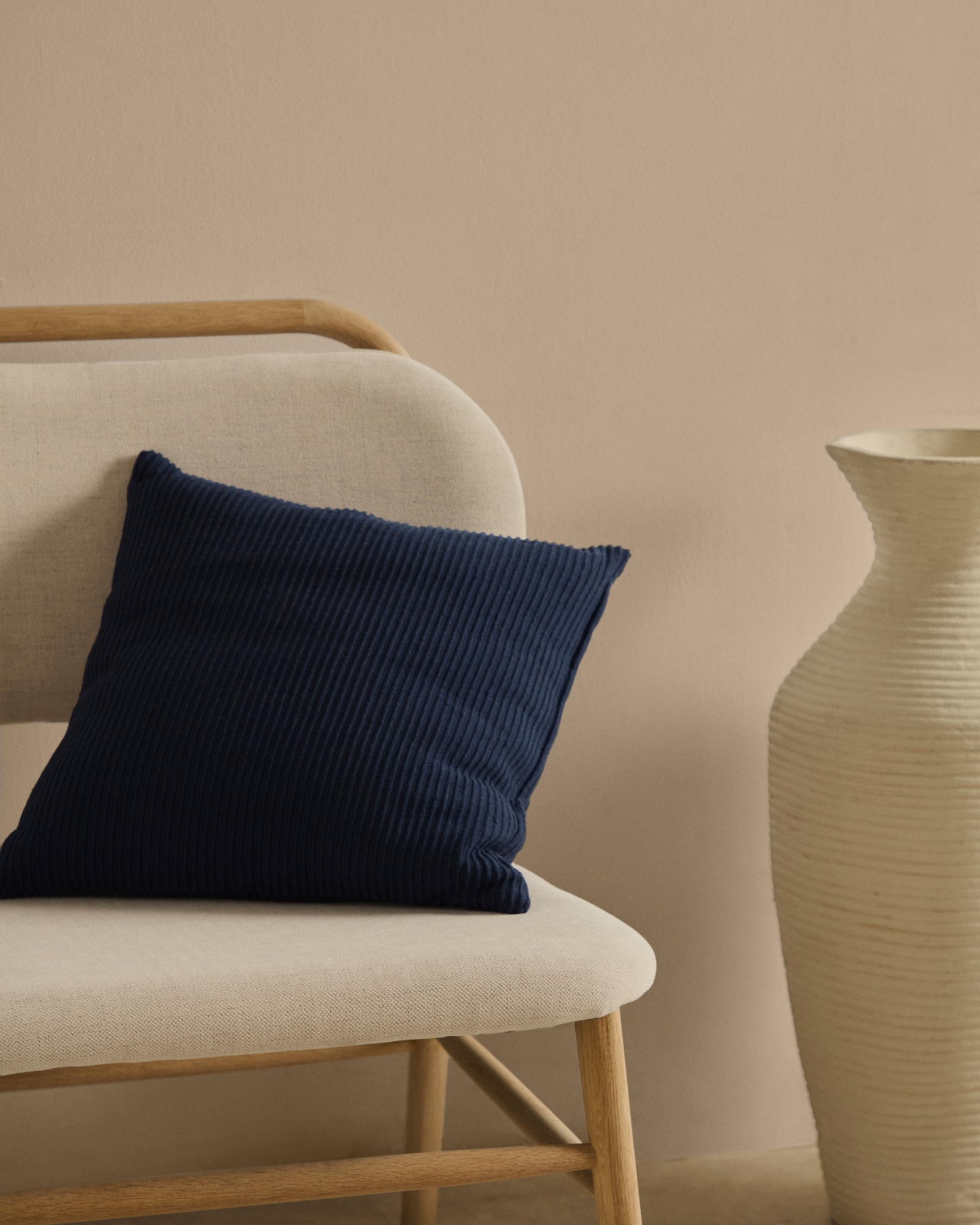 Кресло Helda из бежевого шенилла и массива дуба La Forma (ex Julia Grup)