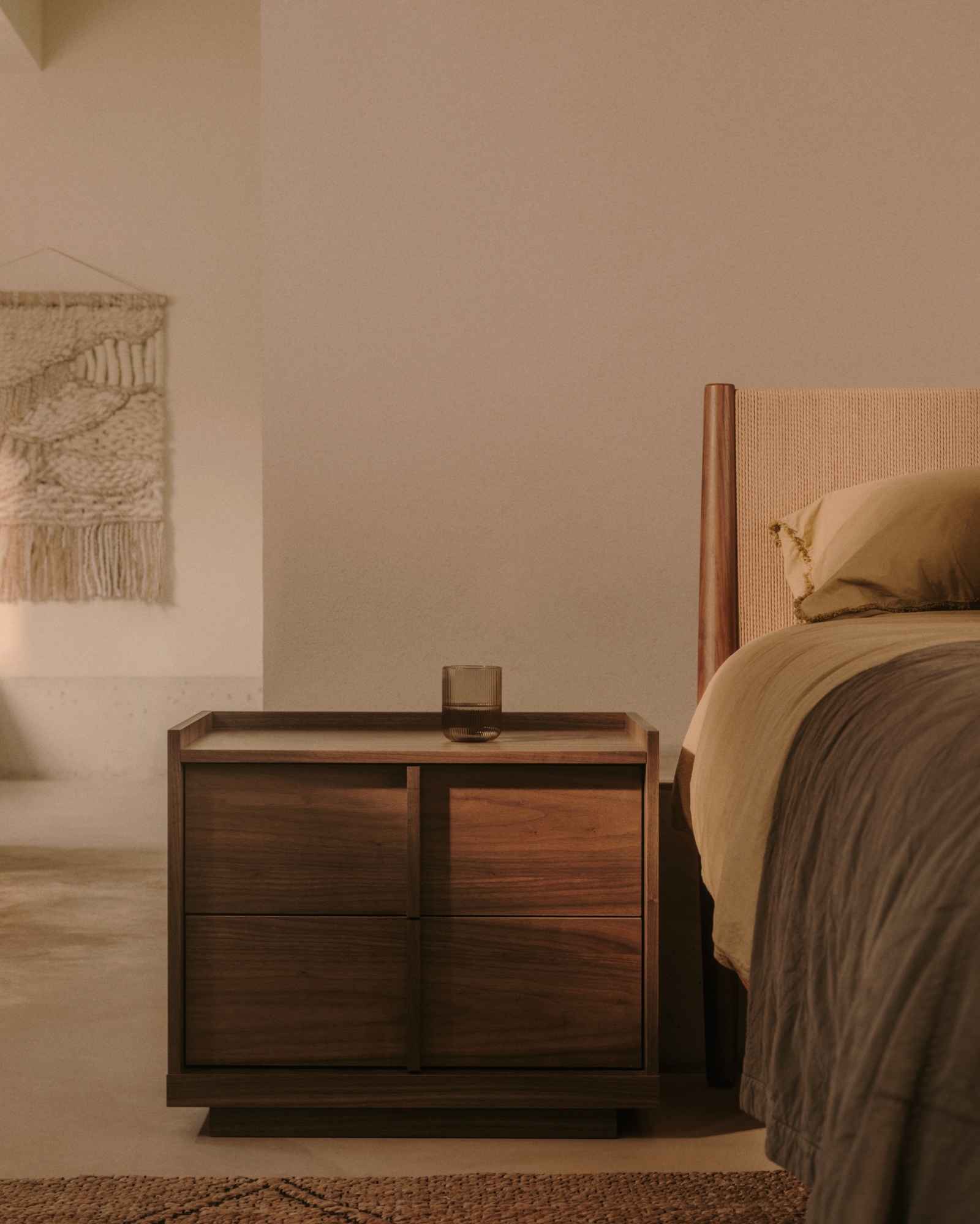 Прикроватная тумбочка Onix 2 ящика шпон ореха в темной отделке 60 x 59 см La Forma (ex Julia Grup)