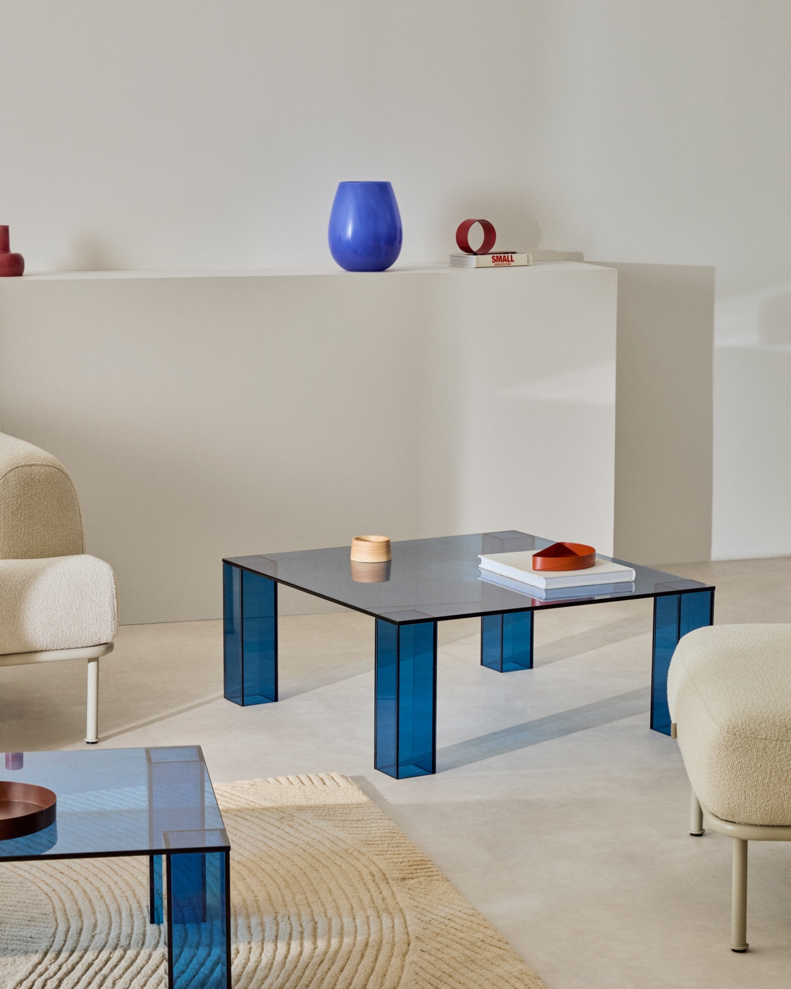 Журнальный столик Adularia из синего стекла 85 x 85 La Forma (ex Julia Grup)