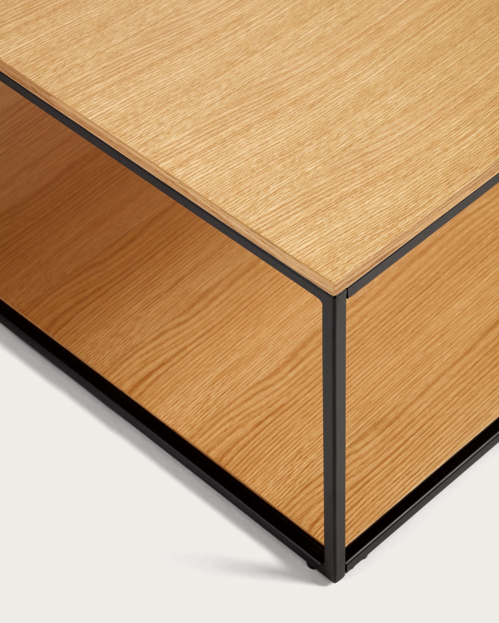 Yoana Журнальный столик из дубового шпона и черного металла 80 x 80 см La Forma (ex Julia Grup)