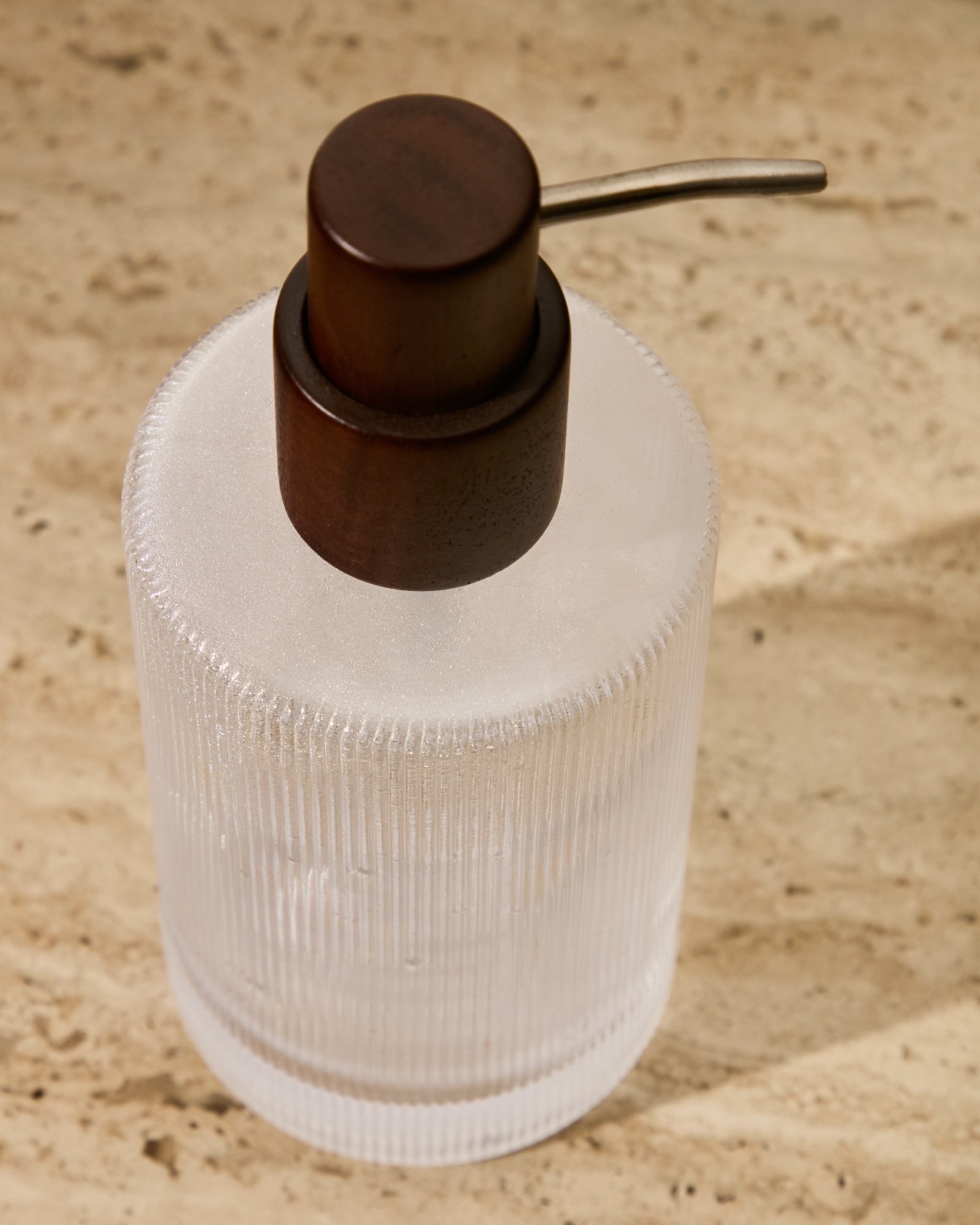 Дозатор для мыла Arlem из стекла и бамбука La Forma (ex Julia Grup)