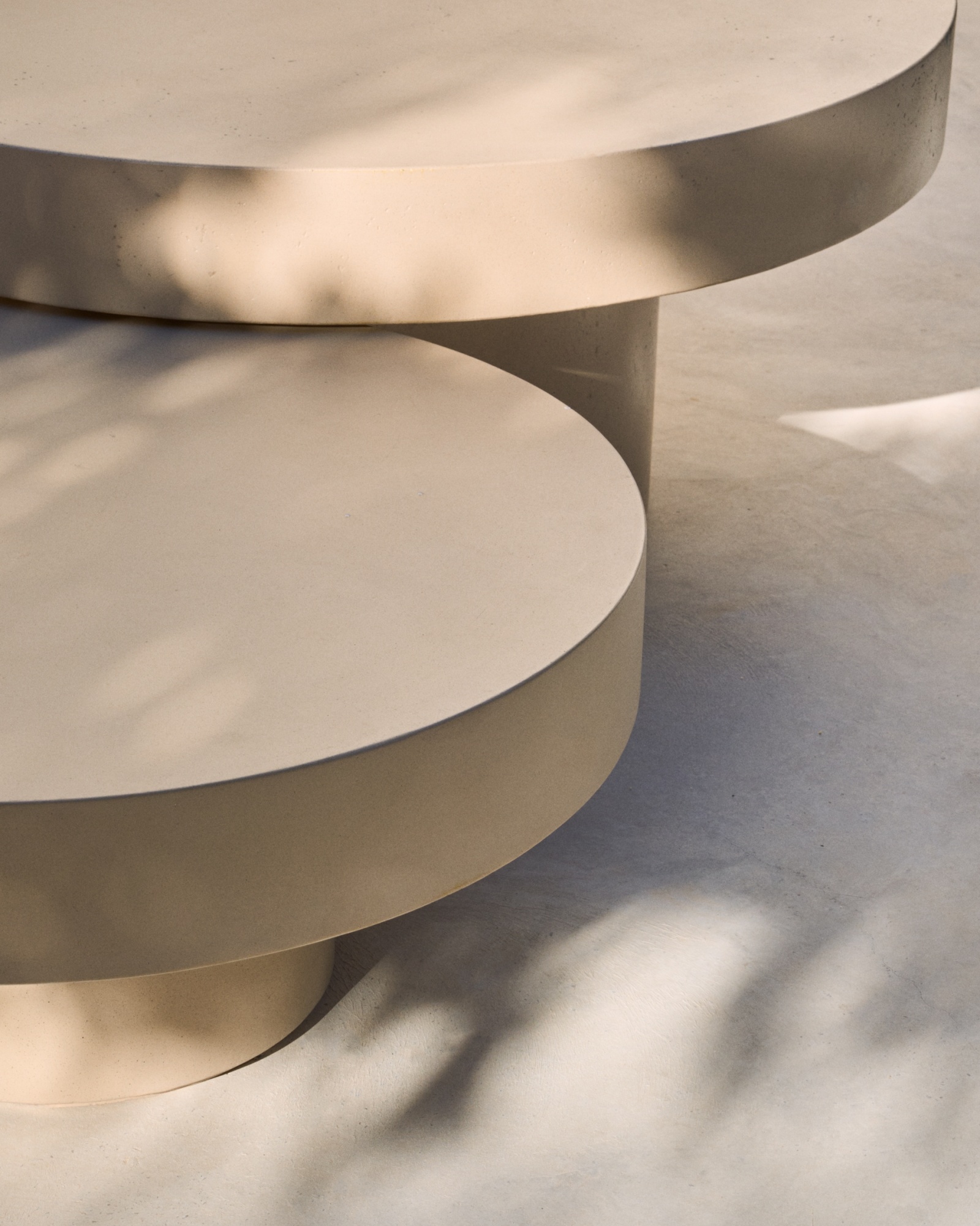 Aiguablava Журнальный столик бежевый цементный Ø90 см La Forma (ex Julia Grup)