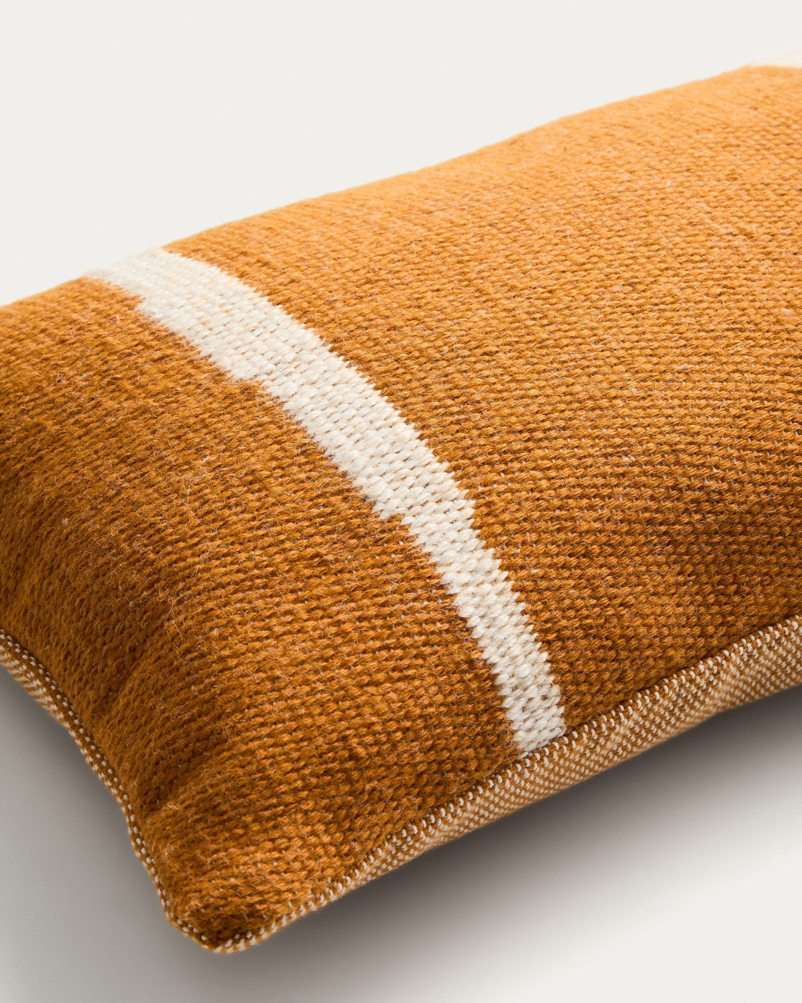 Чехол для подушки Daila оранжевого цвета 100% ПЭТ с рисунком в стиле икат 30 x 50 см La Forma 481381