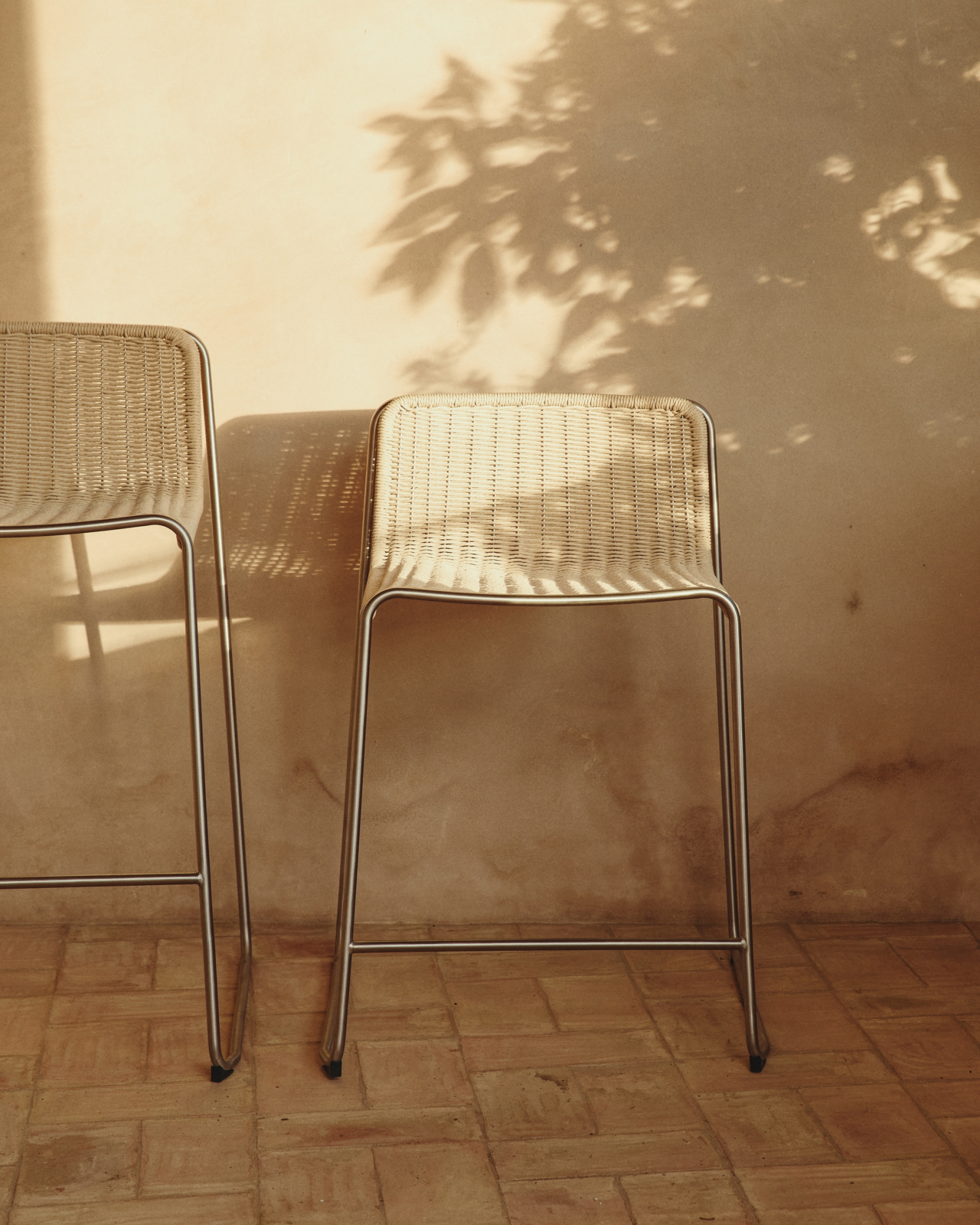 Уличный полубарный стул Tavari из бежевой веревки и стали La Forma 481657