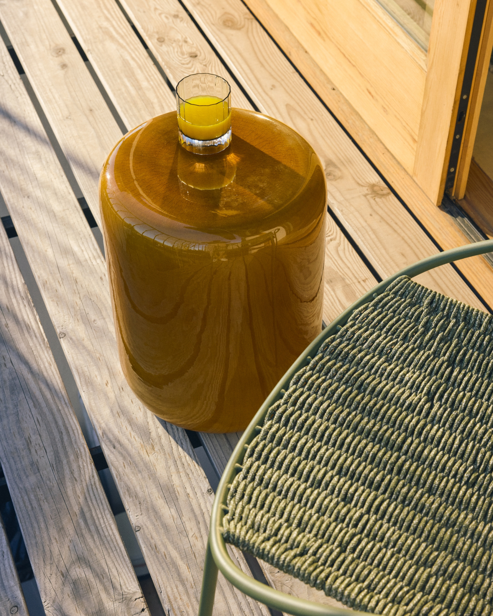 Уличный приставной столик Mesquida из керамики с горчичной глазурью 35 см La Forma 482305