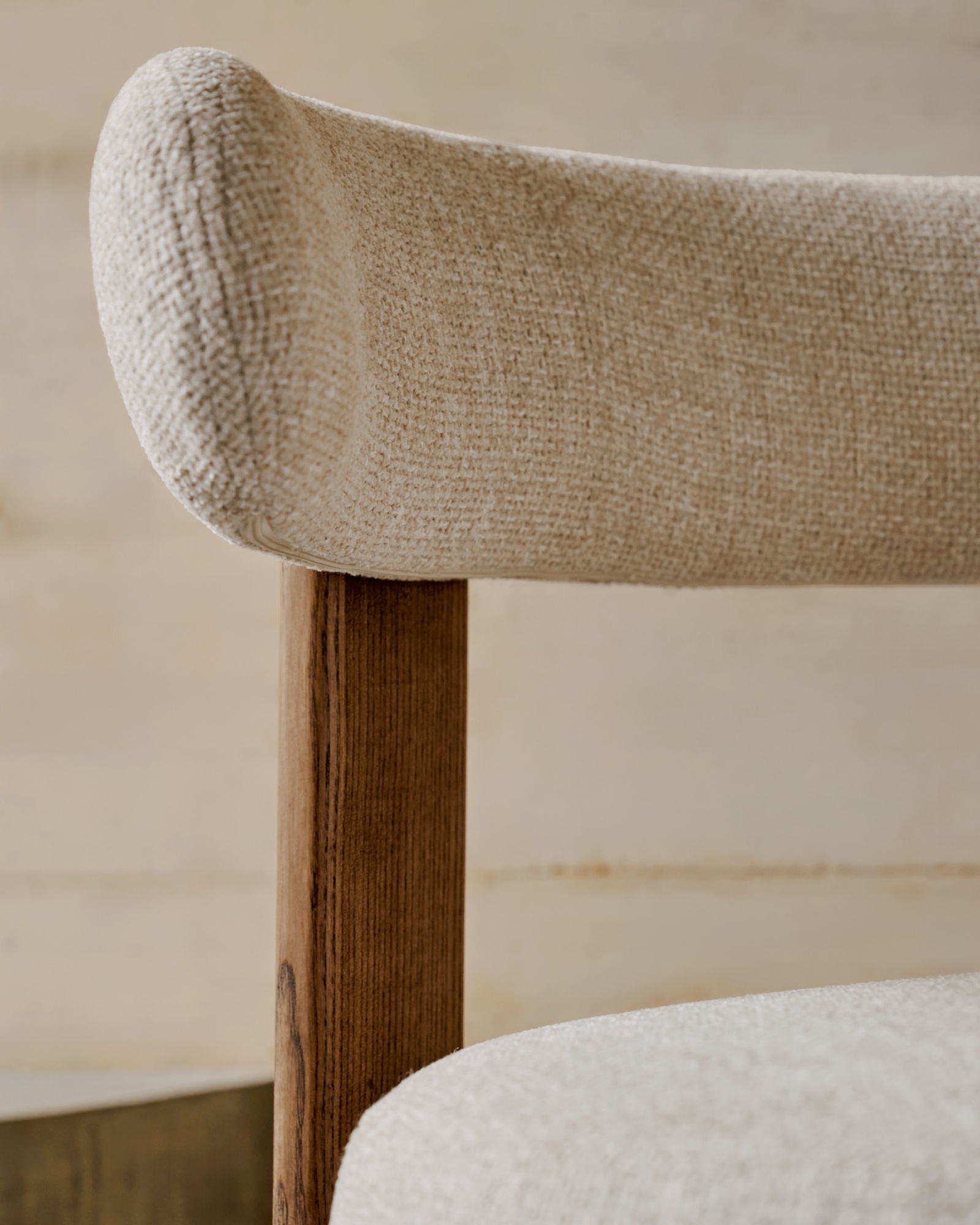 Granite Стул на 4 ножках из бежевого шенилла и массива ясеня в отделке орех La Forma (ex Julia Grup)