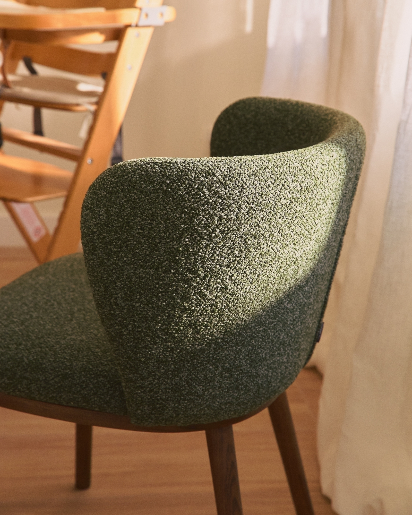 Стул Ciselia из темно-зеленого шенилла с ножками из ясеня в отделке орех La Forma 463511