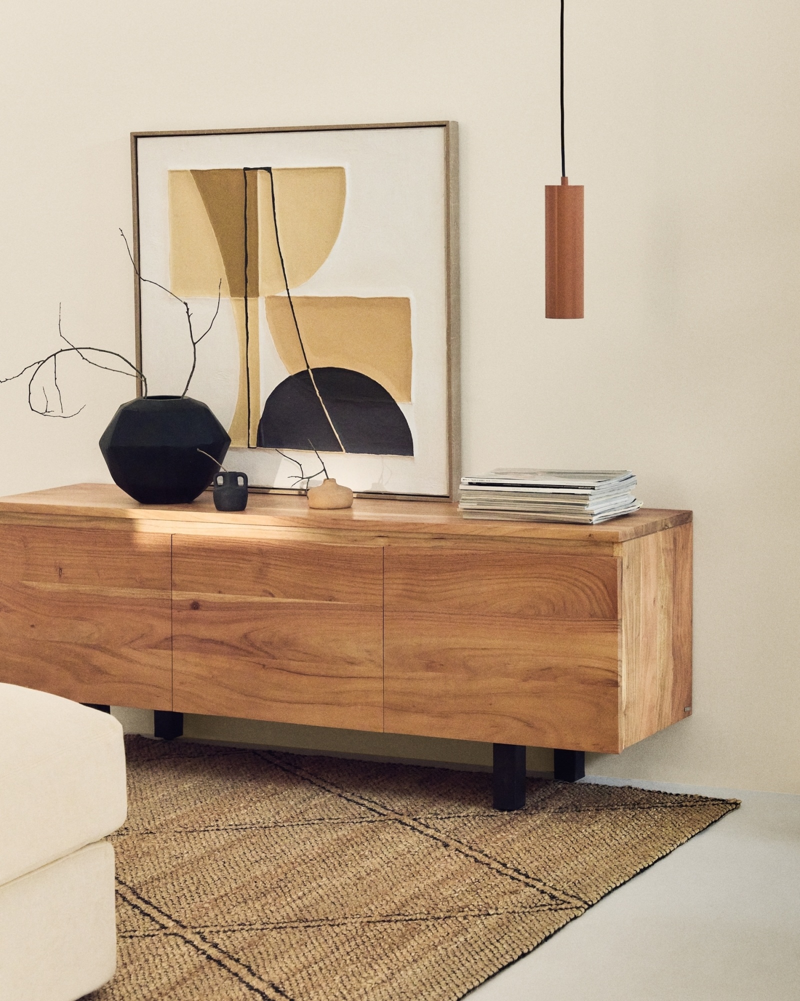 Тумба под телевизор Uxue с 3 дверцами из массива акации с беленой отделкой 150 x 58 см La Forma (ex Julia Grup)