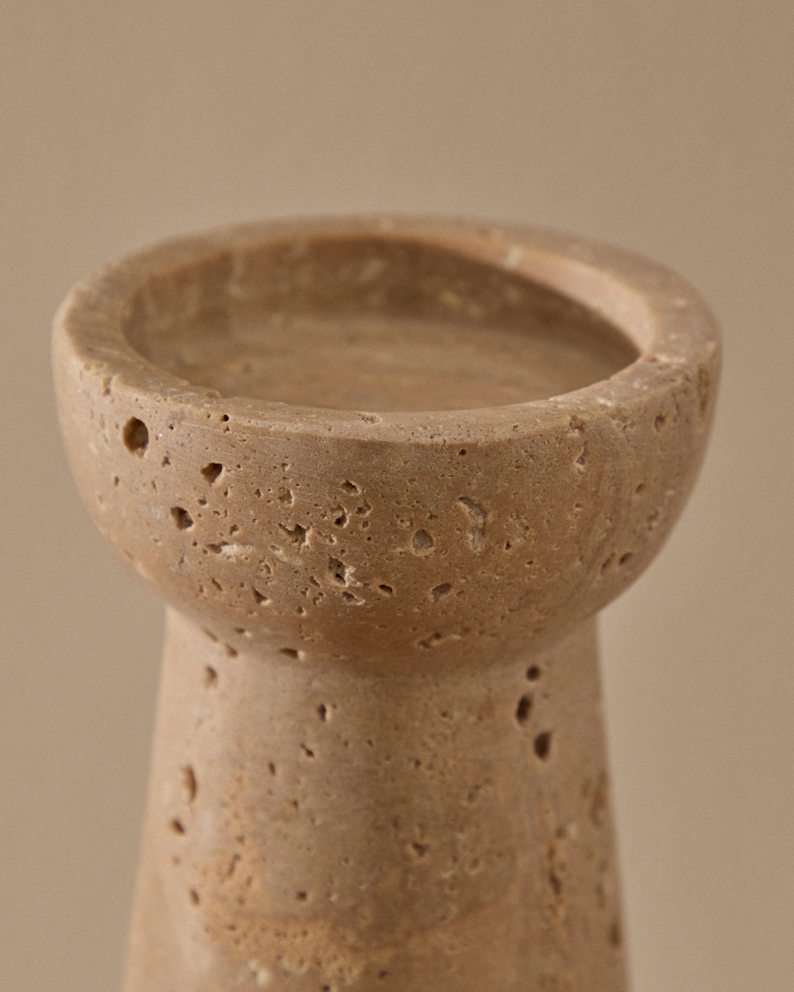 Большой подсвечник из бежевого травертина Magan La Forma (ex Julia Grup)