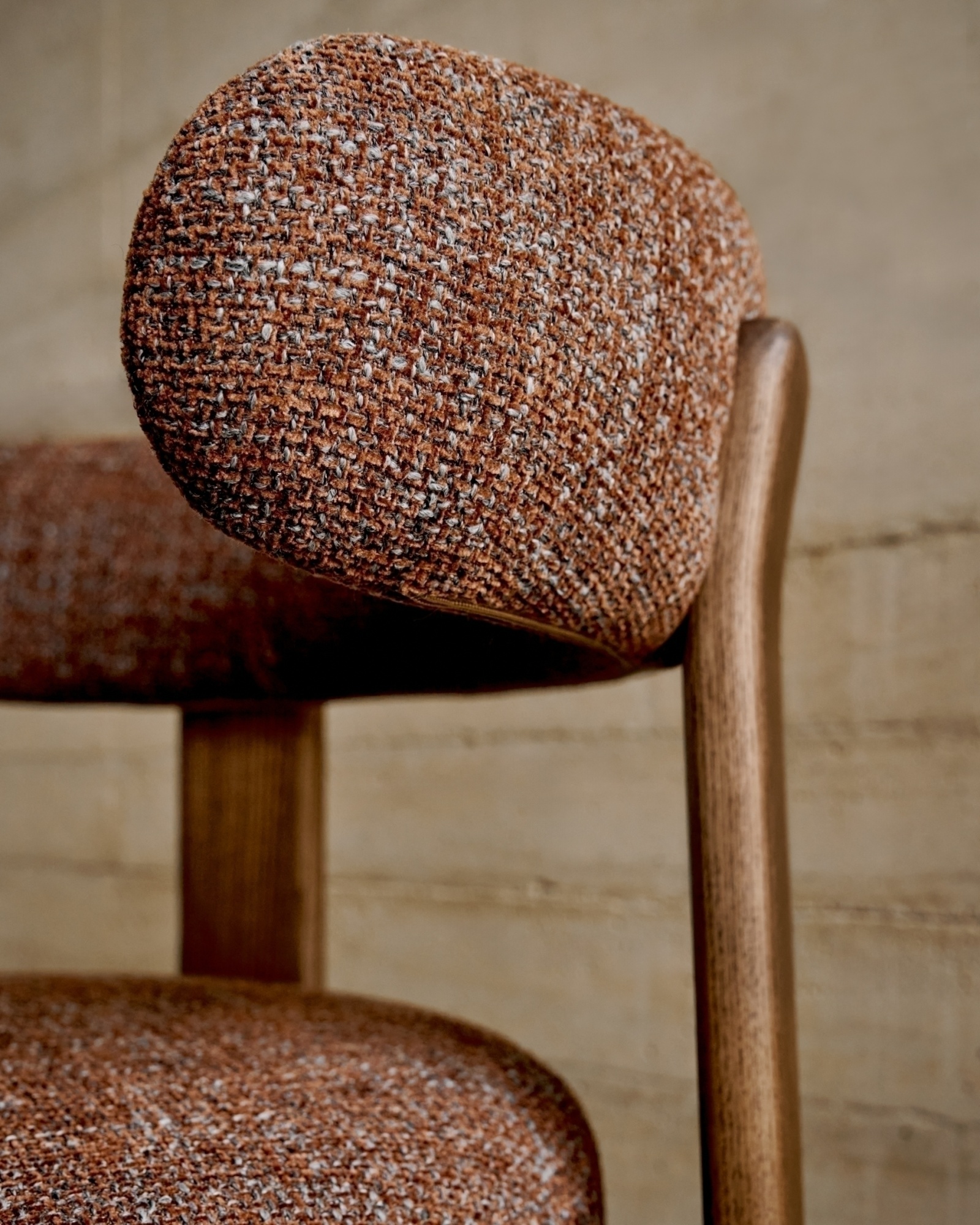 Granite Стул на 4 ножках из коричневого шенилла и массива ясеня в отделке орех La Forma (ex Julia Grup)