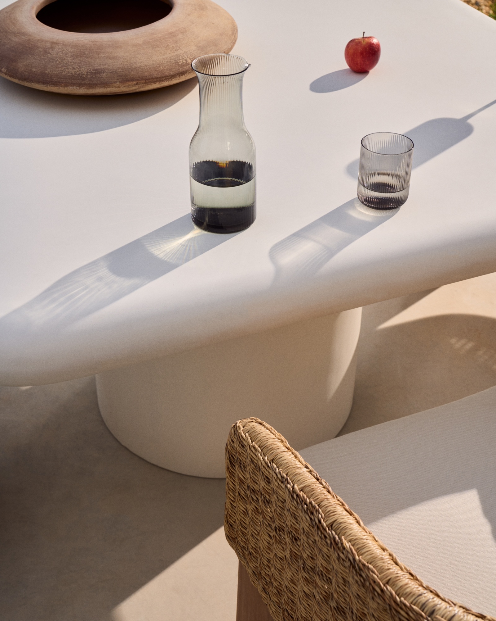 Уличный стол Addaia цемент, белый 135 x 135 см La Forma (ex Julia Grup)