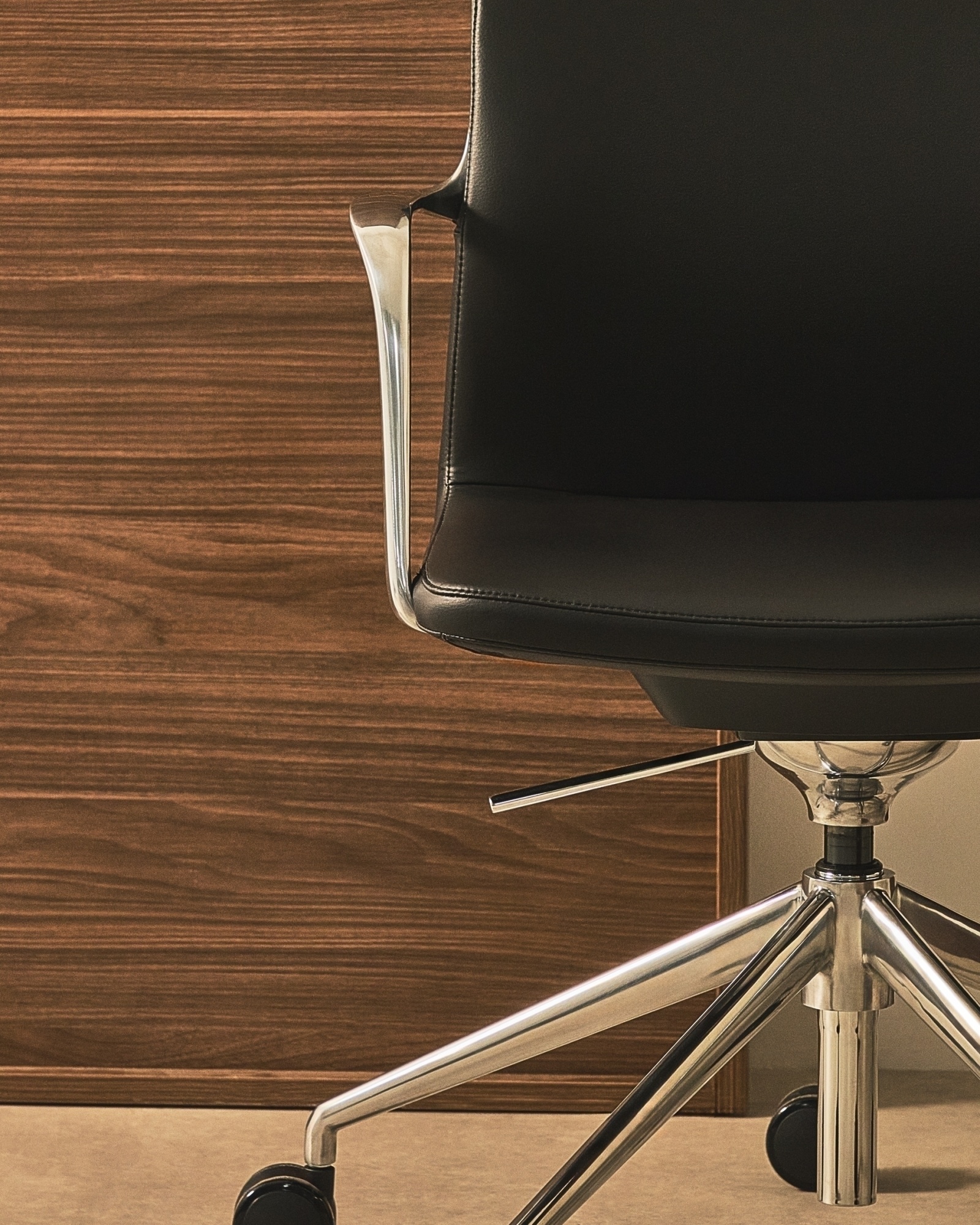 Офисный стул Nerlan из черной экокожи с алюминиевой рамой La Forma (ex Julia Grup)