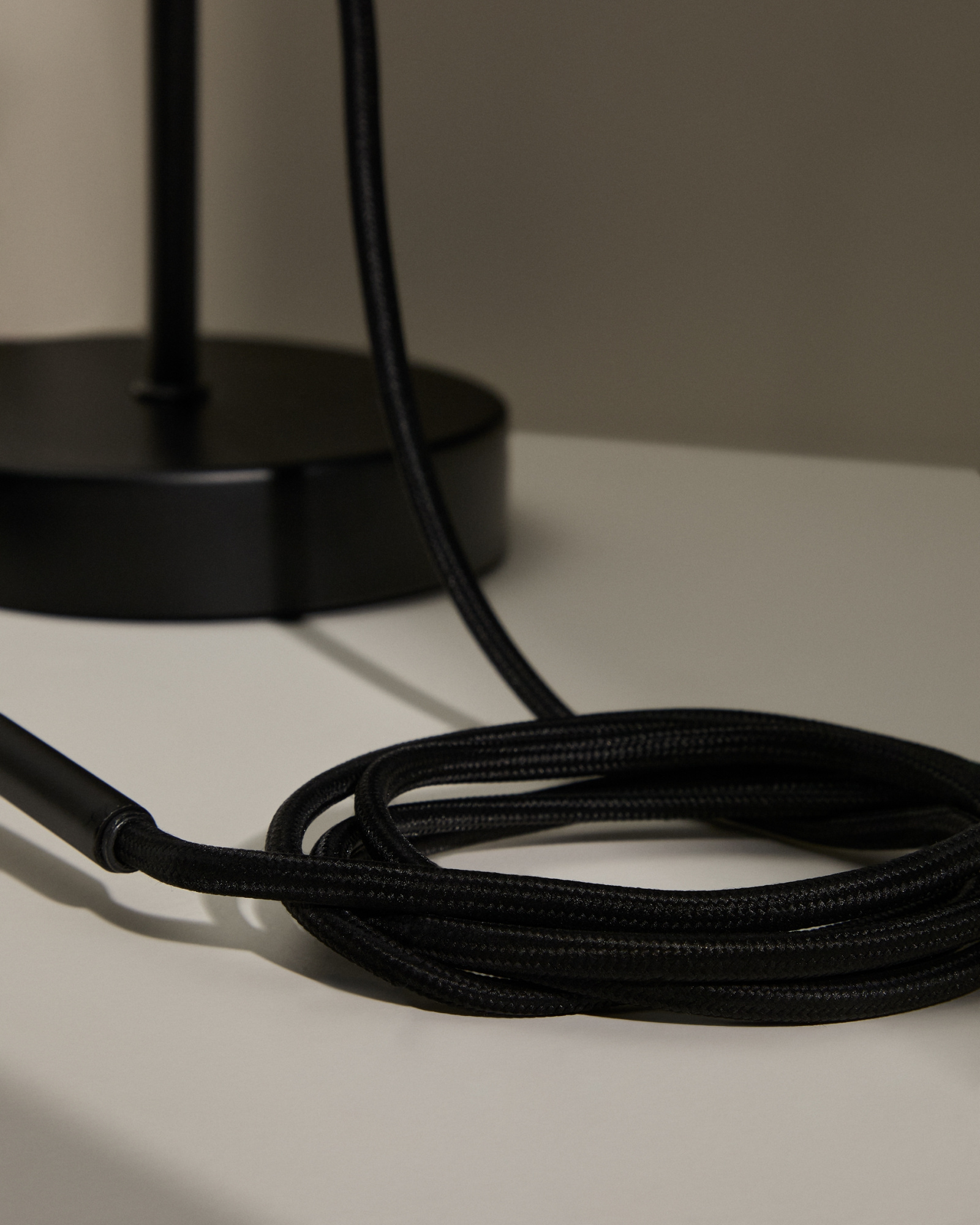 Основание металлического светильника Fluvia черного цвета, 250 см La Forma (ex Julia Grup)