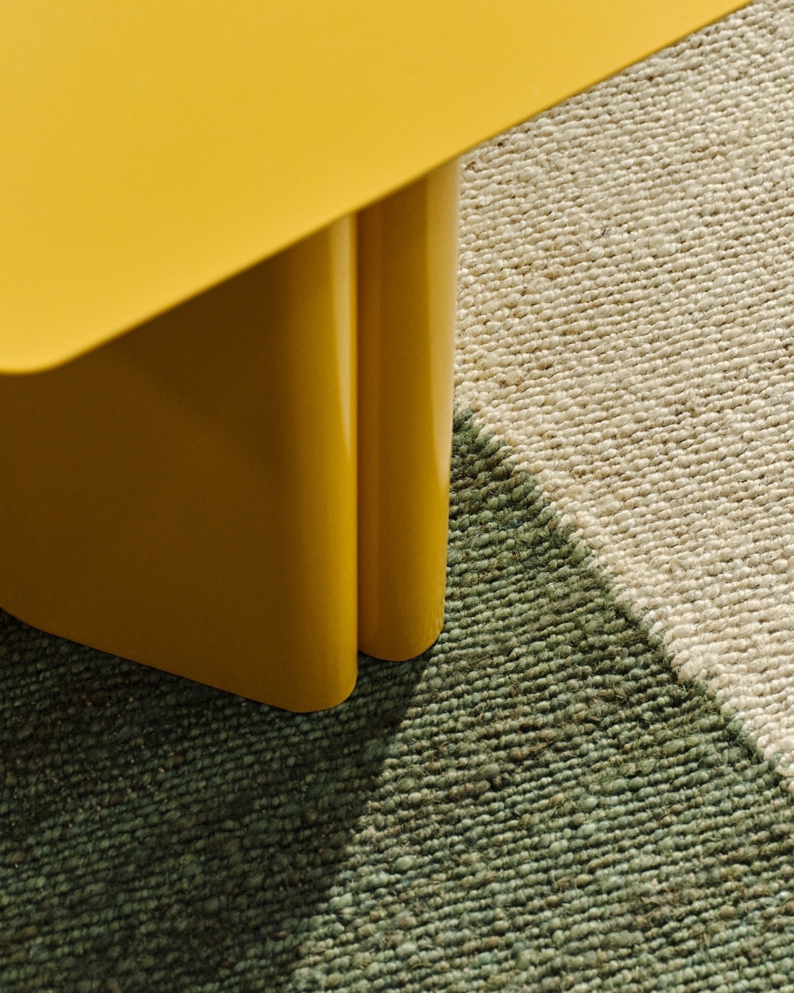 Столик Arvin из железа желтого цвета 42 x 42 см La Forma (ex Julia Grup)