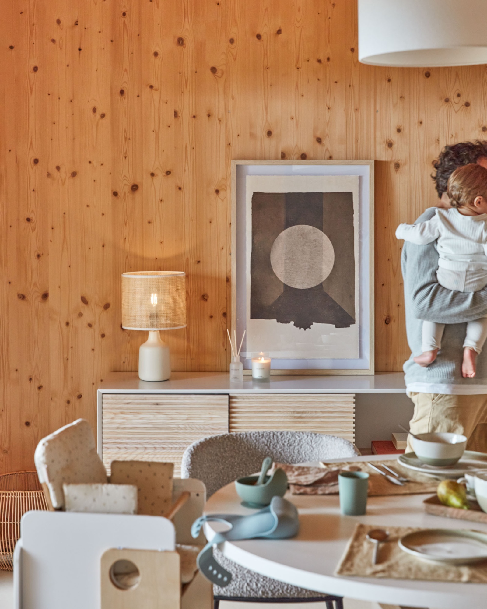 Настольная лампа Erna из белой керамики и бамбука с натуральной отделкой La Forma (ex Julia Grup)