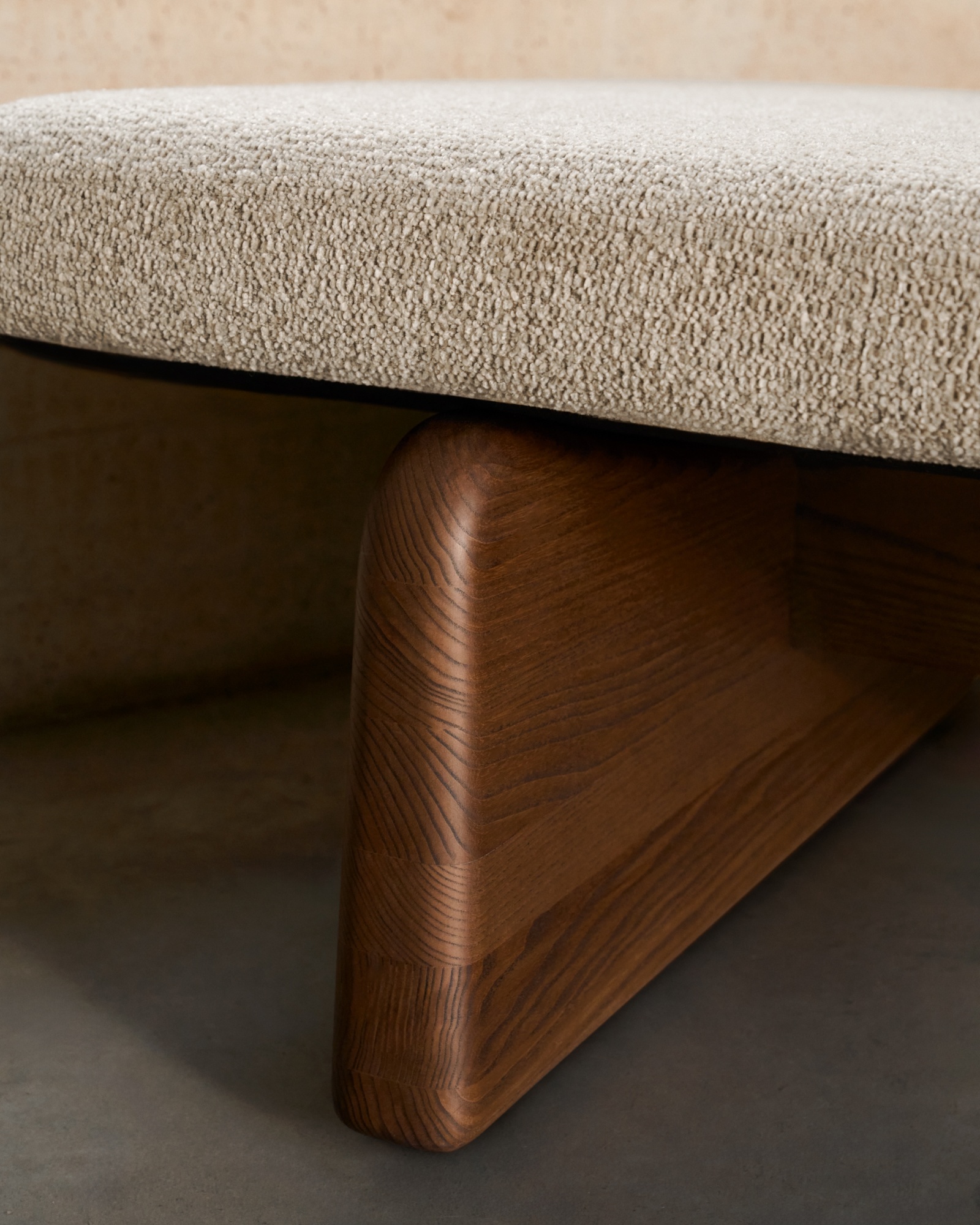 Кушетка Topaz из из бежевого шенилла с массивом ясеня в отделке под орех 200 см La Forma (ex Julia Grup)