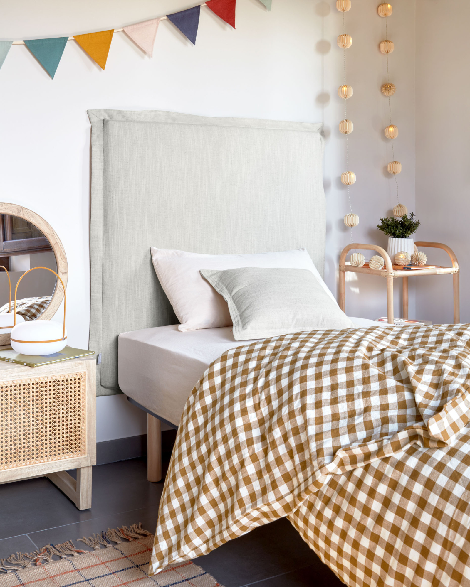 Изголовье из льняной ткани белого цвета Tanit со съемным чехлом 106 x 106 см La Forma 113227